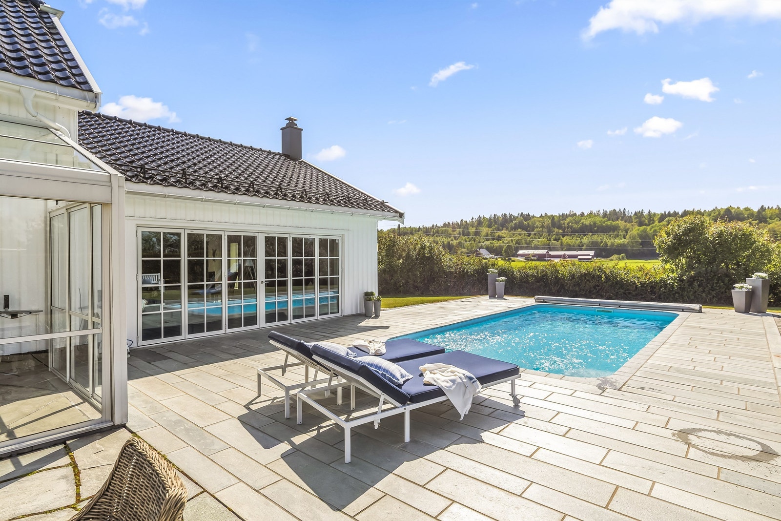 Saltvannsbasseng som varmes opp med varmepumpe. Galleribilde