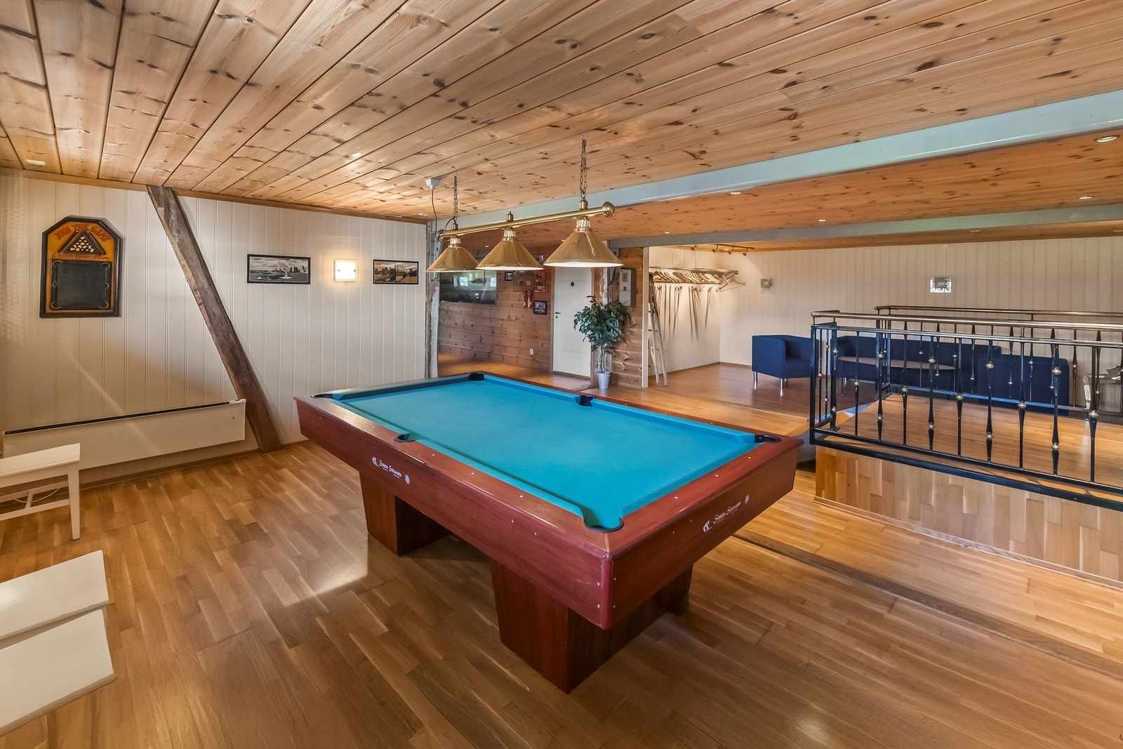 Innerst i selskapslokalet finner man biljard og sittegruppe. Her er det meget god plass til arrangementer! Galleribilde
