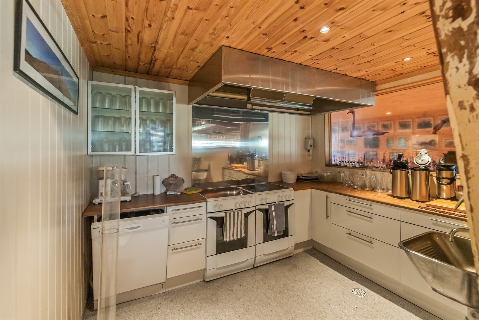 Kjøkkenet har to komfyrer, oppvaskmaskin og kjøkkenventilator. Galleribilde