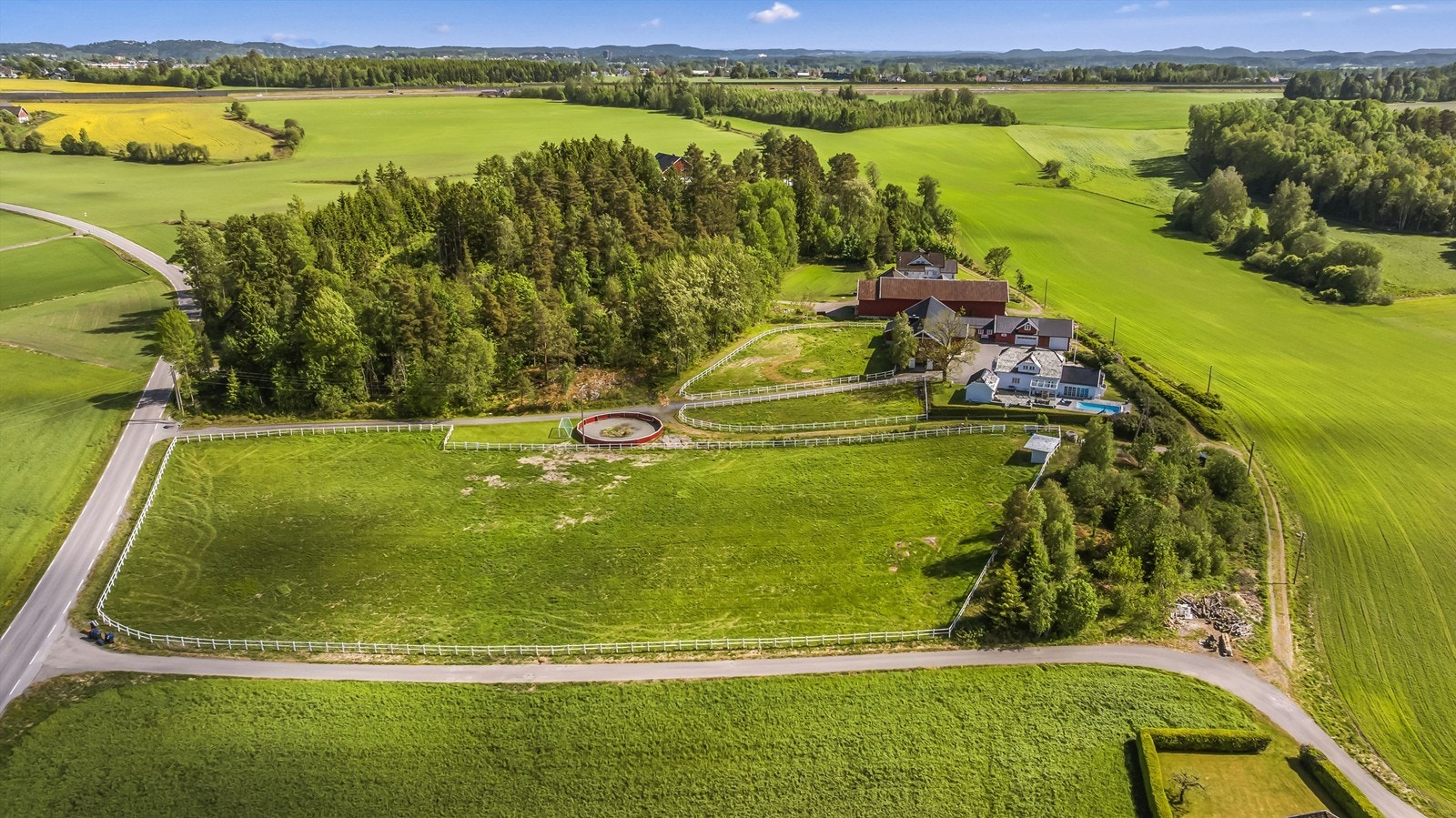 Det største beitet tilhører ikke eiendommen, men blir i dag leid av nåværende eier. Beitet er på 8.600kvm, og eier av jordet er positiv til videre leie. Gjerdet er denne eiendommens eie. Galleribilde