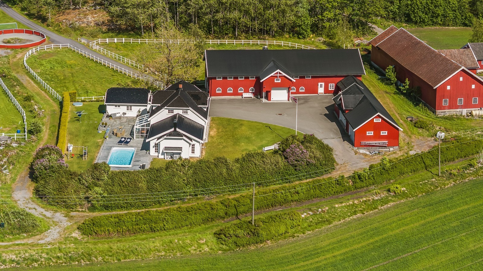 Eiendommen ligger i grønne og rolige omgivelser rett ved Haukerød - et område som kombinerer landlig og sentral beliggenhet. Herfra er det kort vei til både Sandefjord sentrum og E18, og med Torp flyplass kun ca. 9 km unna, er tilgangen til regionen og re Galleribilde