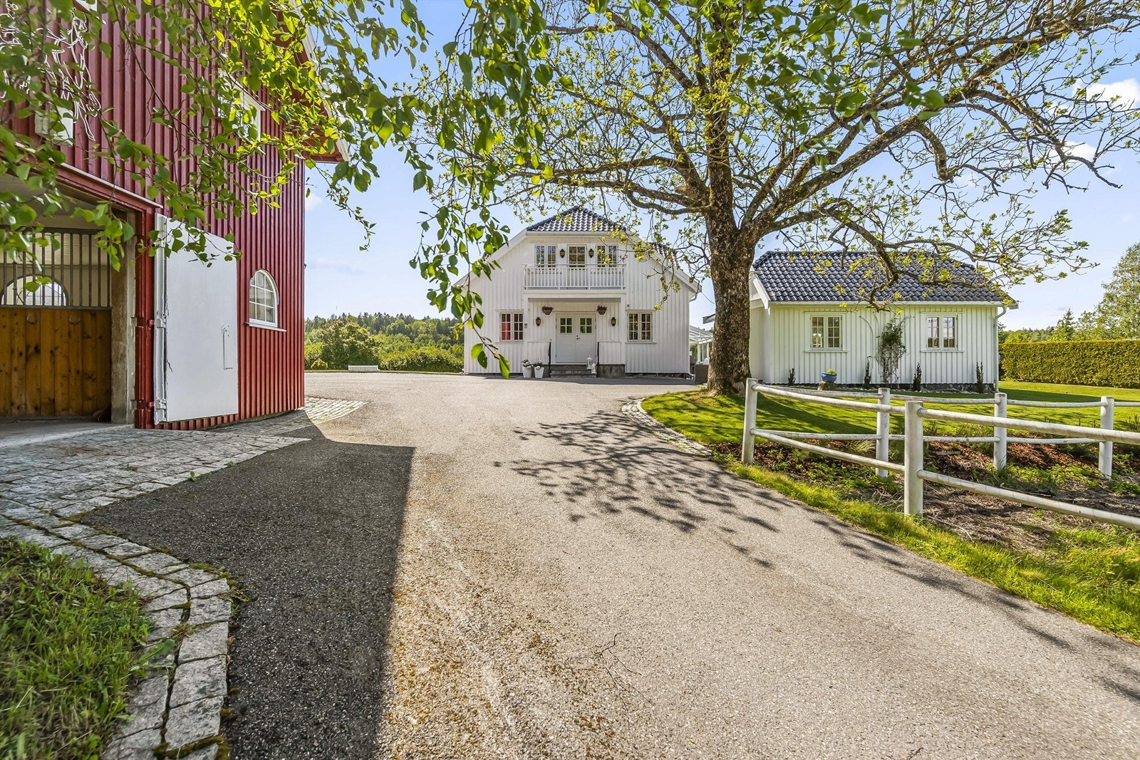 For den hesteinteresserte er dette en drøm. To store, romslige luftegårder, pent inngjerdet med klassiske hvite PVC-gjerder, gir hestene god bevegelsesfrihet. Galleribilde