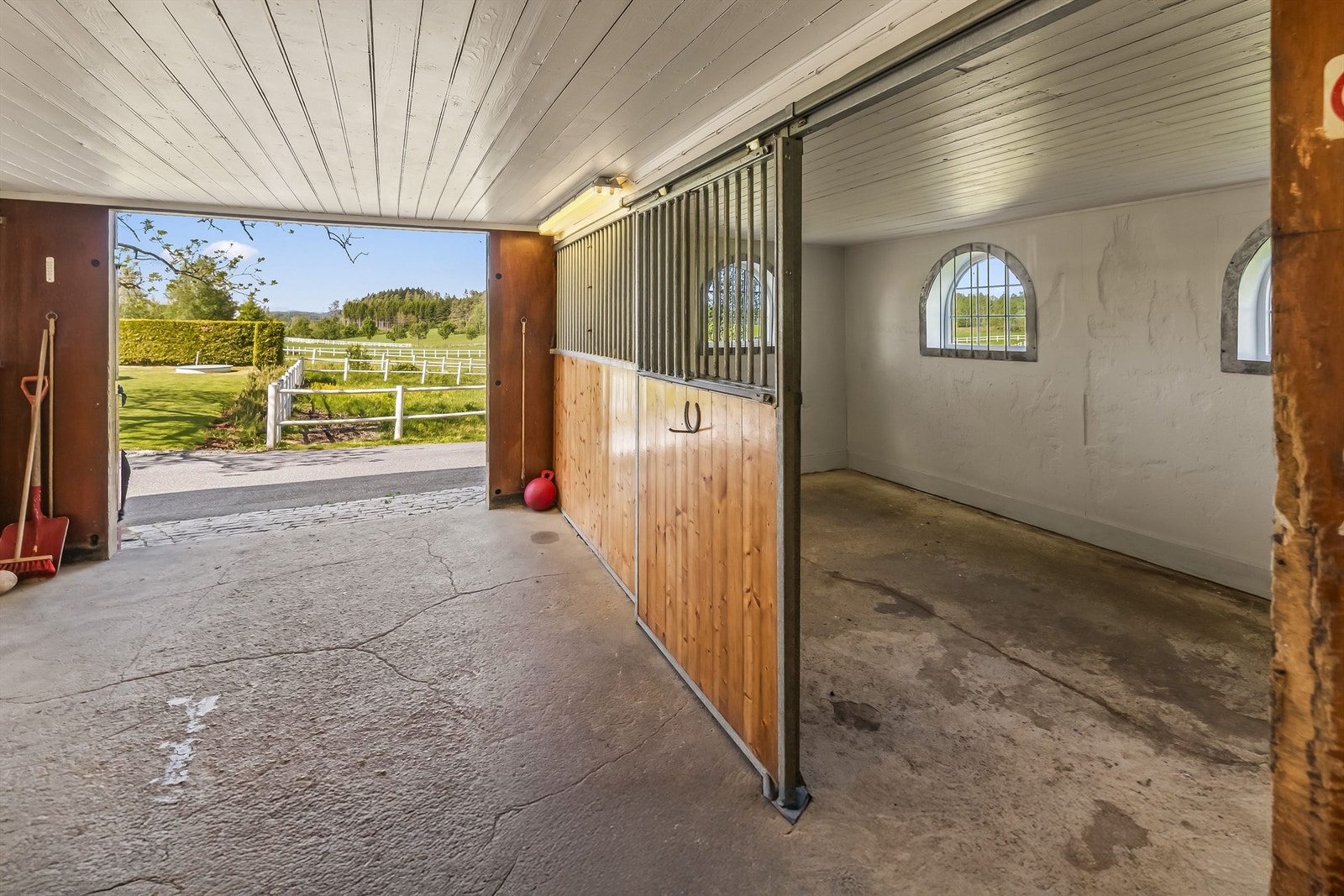 Romslige bokser med mye lys inn fra vinduene i etasjen. Galleribilde