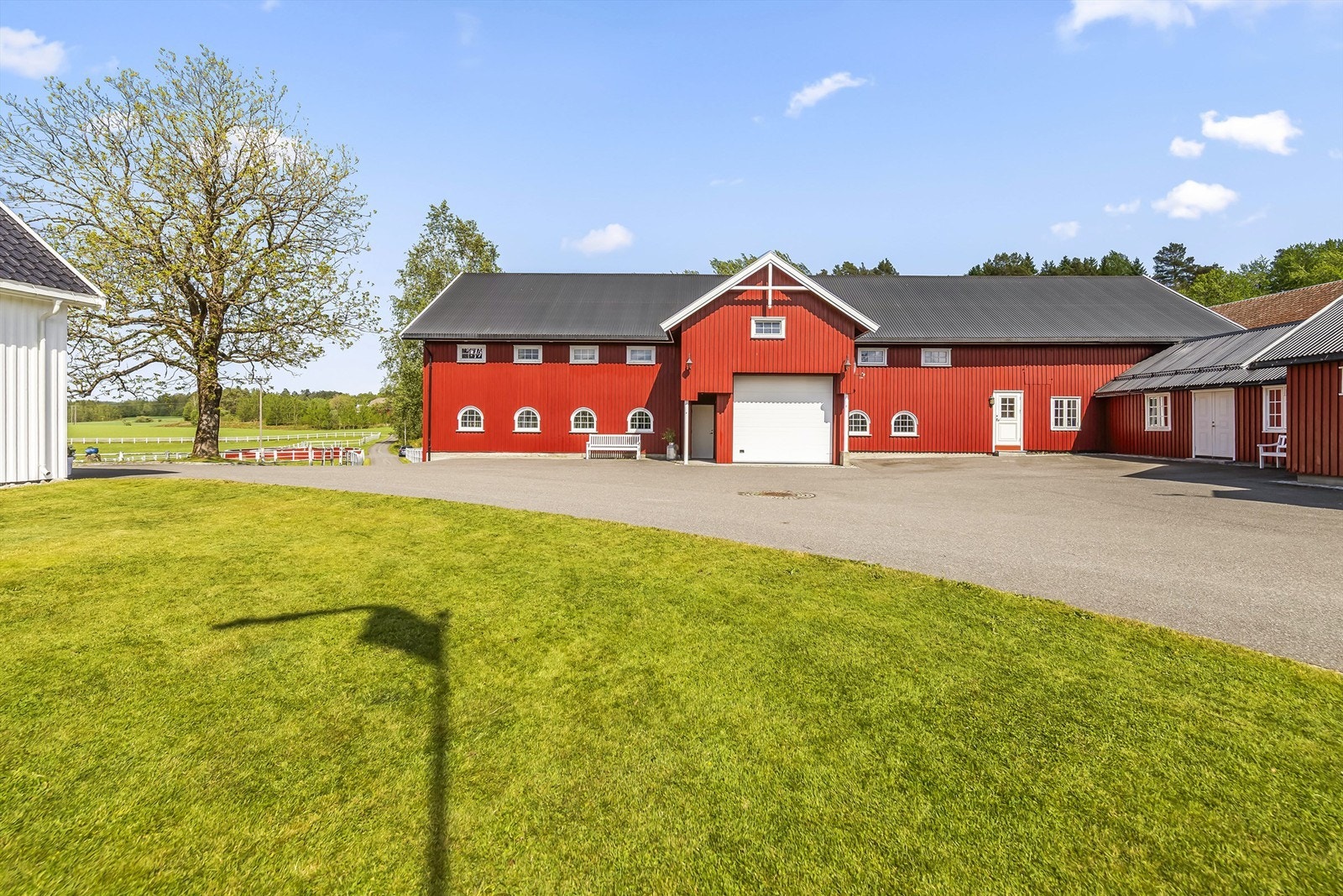 Når vinteren melder sin ankomst og bakken blir hard, står en egen innhegning med gummidekke klar - perfekt tilpasset hestens behov gjennom hele året. Galleribilde