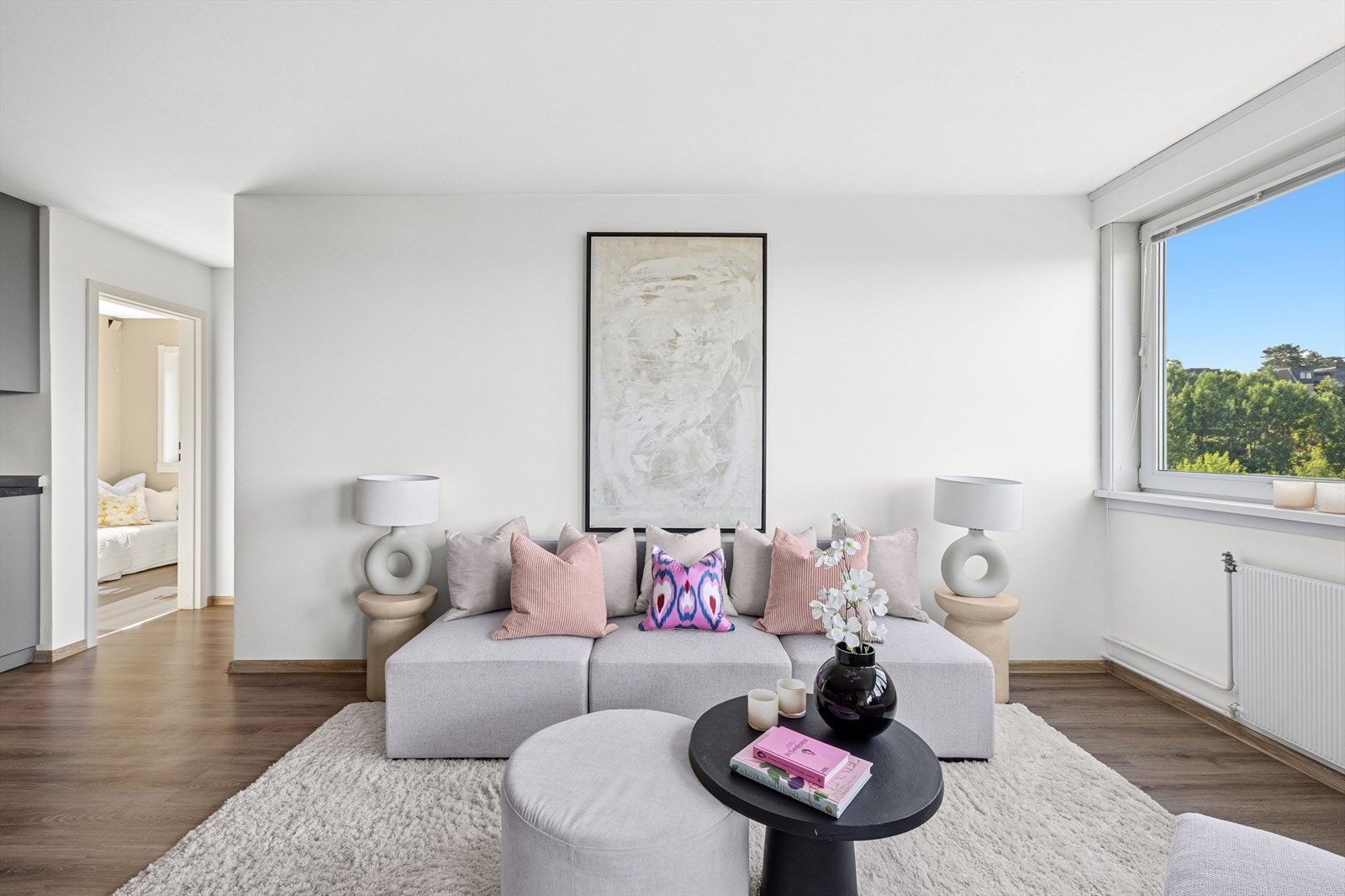Den herlige stueavdelingen gir god møbleringsfrihet, med plass til både sofa og TV. Galleribilde