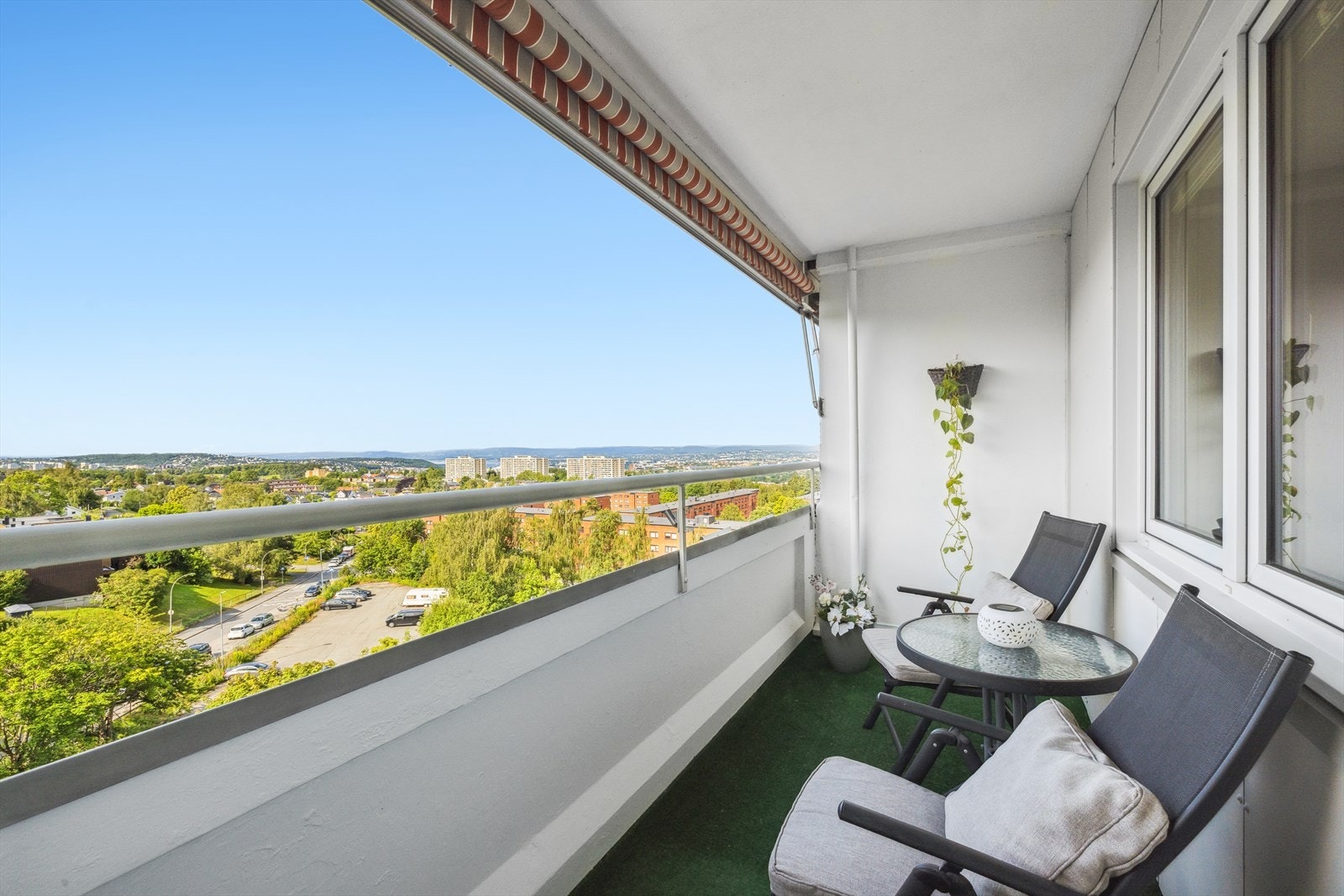 Leiligheten har utgang til en overbygd balkong på ca. 5 m², som vender mot syd-sydvest. Galleribilde