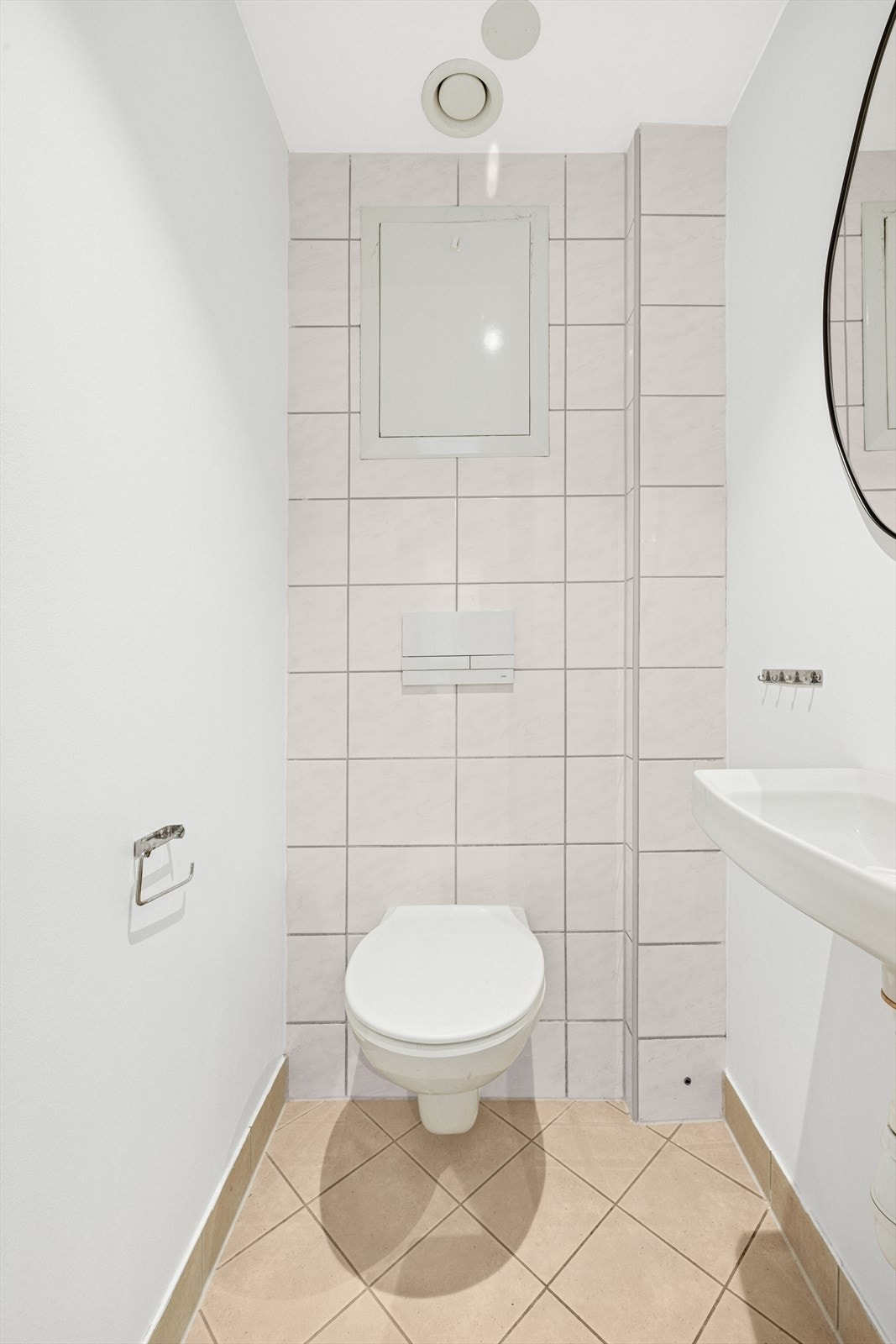 Det separate toalettrommet er utstyrt med et veggmontert klosett og en vegghengt servant. Galleribilde