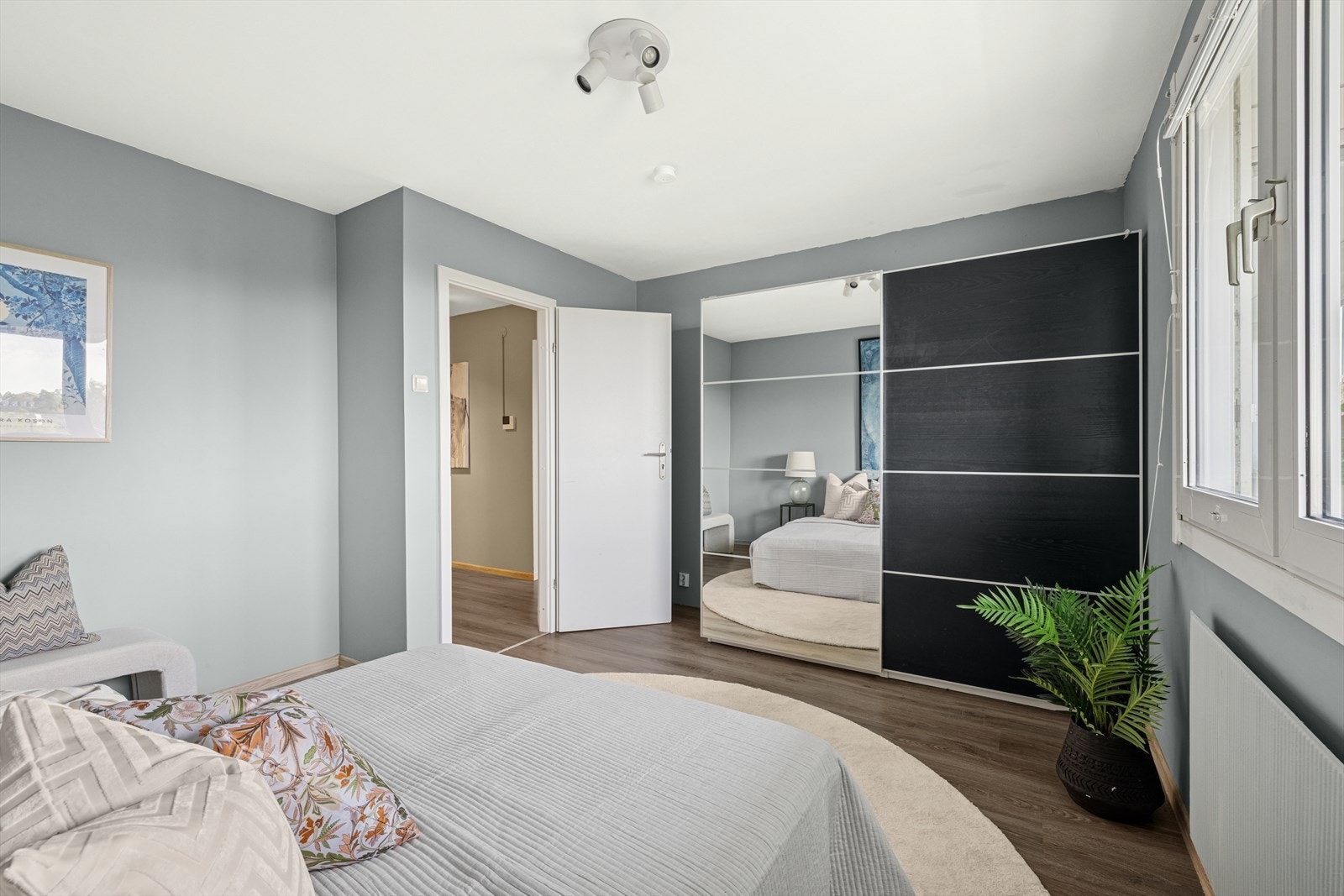 Hovedsoverommet er utstyrt med en praktisk skyvedørsgarderobe. Galleribilde