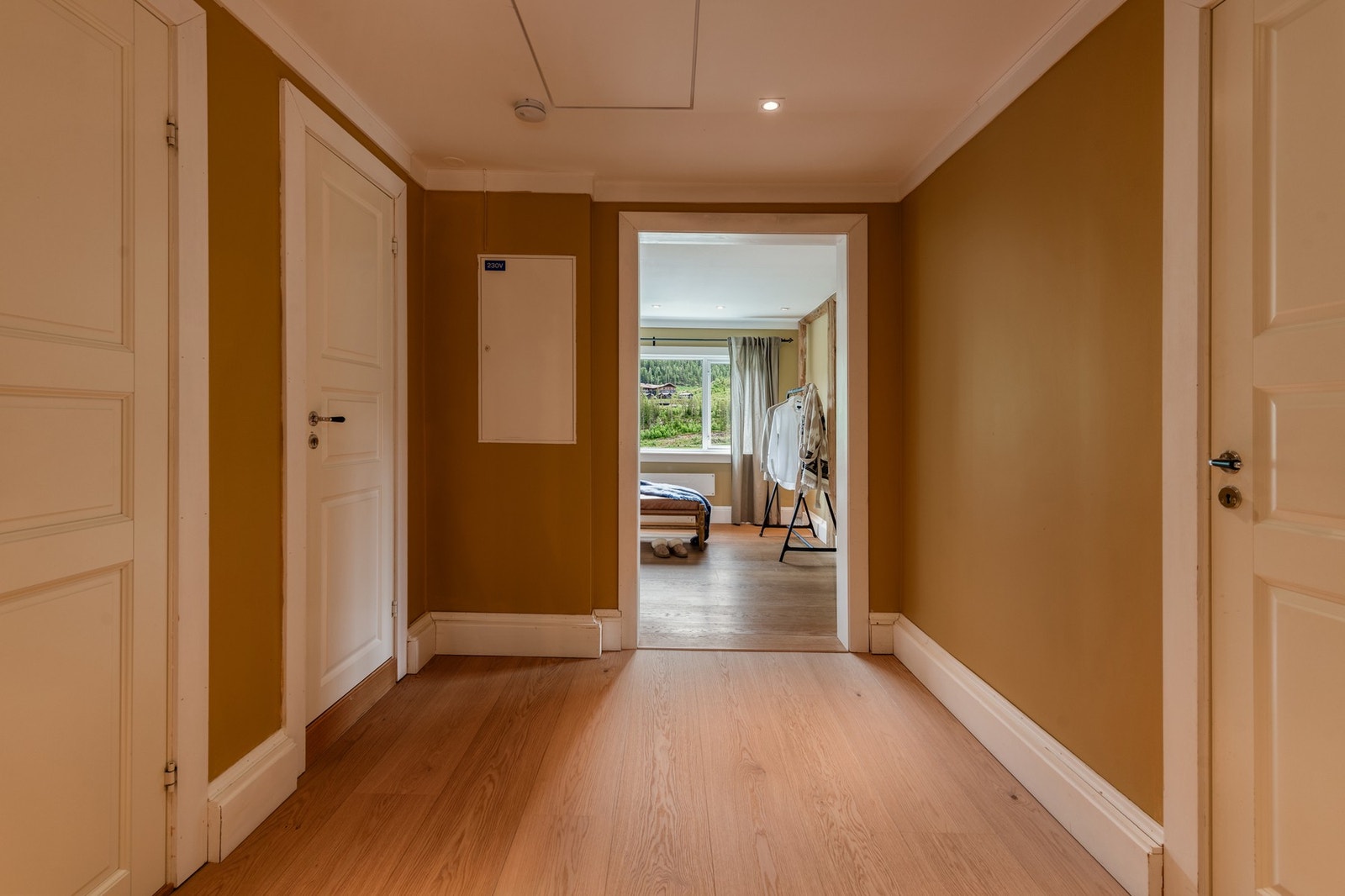 Romslig mellomgang til to av soverommene og toalettrom. Gulvet i mellomgangen er belagt med eikeparkett. Galleribilde