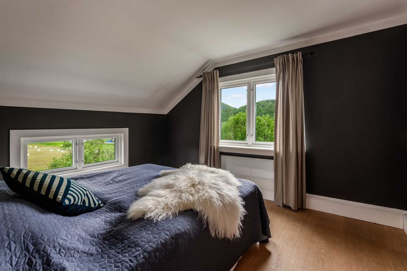 Hovedsoverommet er innredet med dobbeltseng og har tilgang til walk-in garderobe. Galleribilde