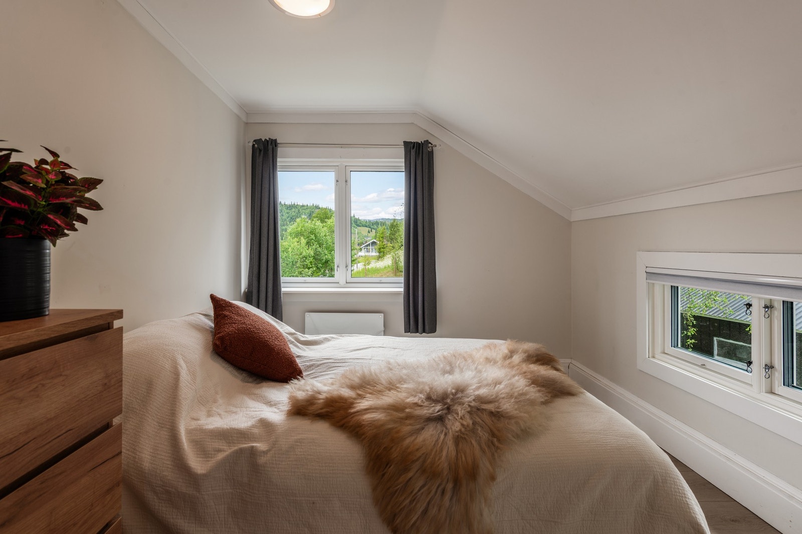 Soverom 3 innredet med dobbeltseng og kommode. Gulvet er belagt med laminatparkett. Galleribilde