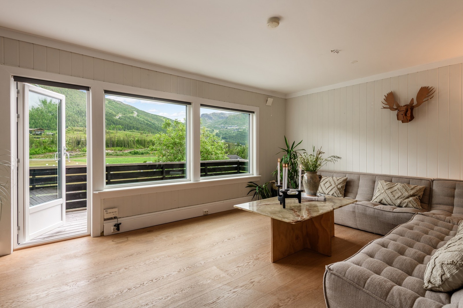 Utsikten kan også nytes rett fra sofakroken. Galleribilde