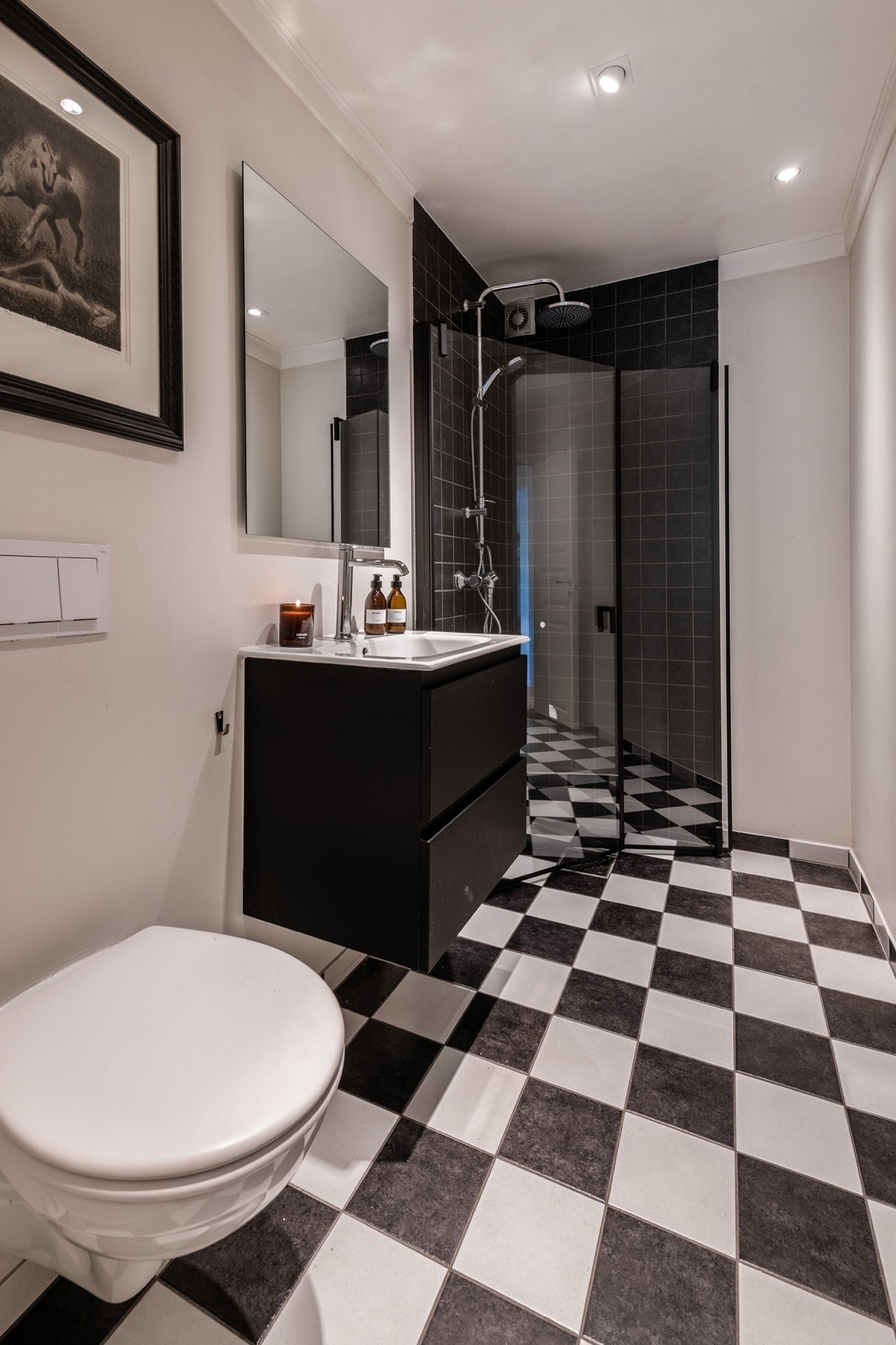 Badet i første etasje har et tidløst og moderne uttrykk med gjennomtenkte materialvalg. Pusset opp i 2013/2014, samt servant, speil og dusjhjørne nye i 2025. Galleribilde