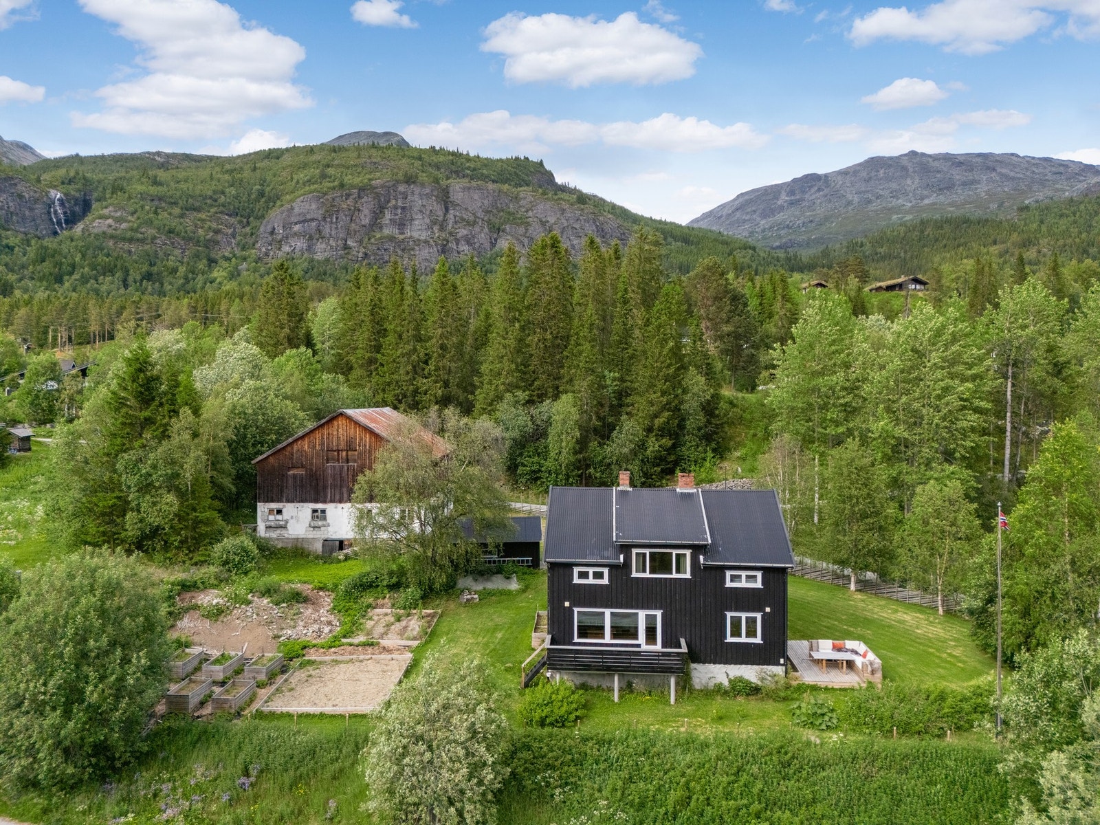 Eiendommen ligger på en av de mest attraktive tomtene på solsiden av Hemsedal. Galleribilde