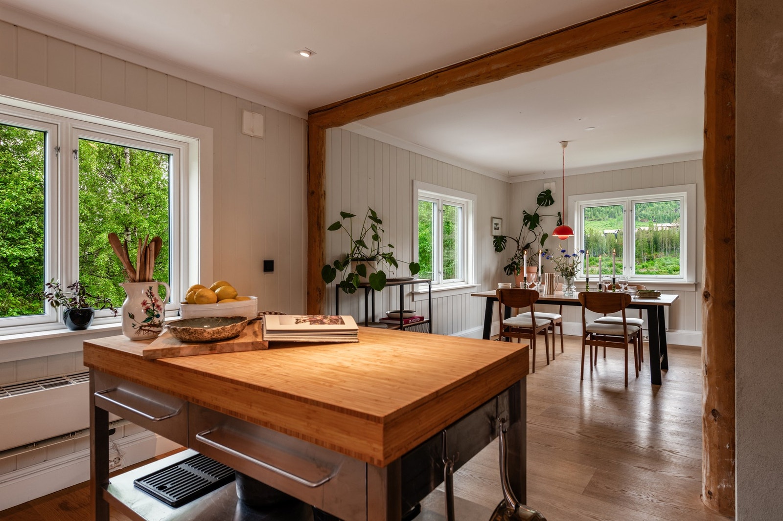 Spisestuen ligger i naturlig forlengelse av kjøkken og stue. Store vindusflater og åpen løsning mot spisestuen gir både lys og en romslig atmosfære. Galleribilde