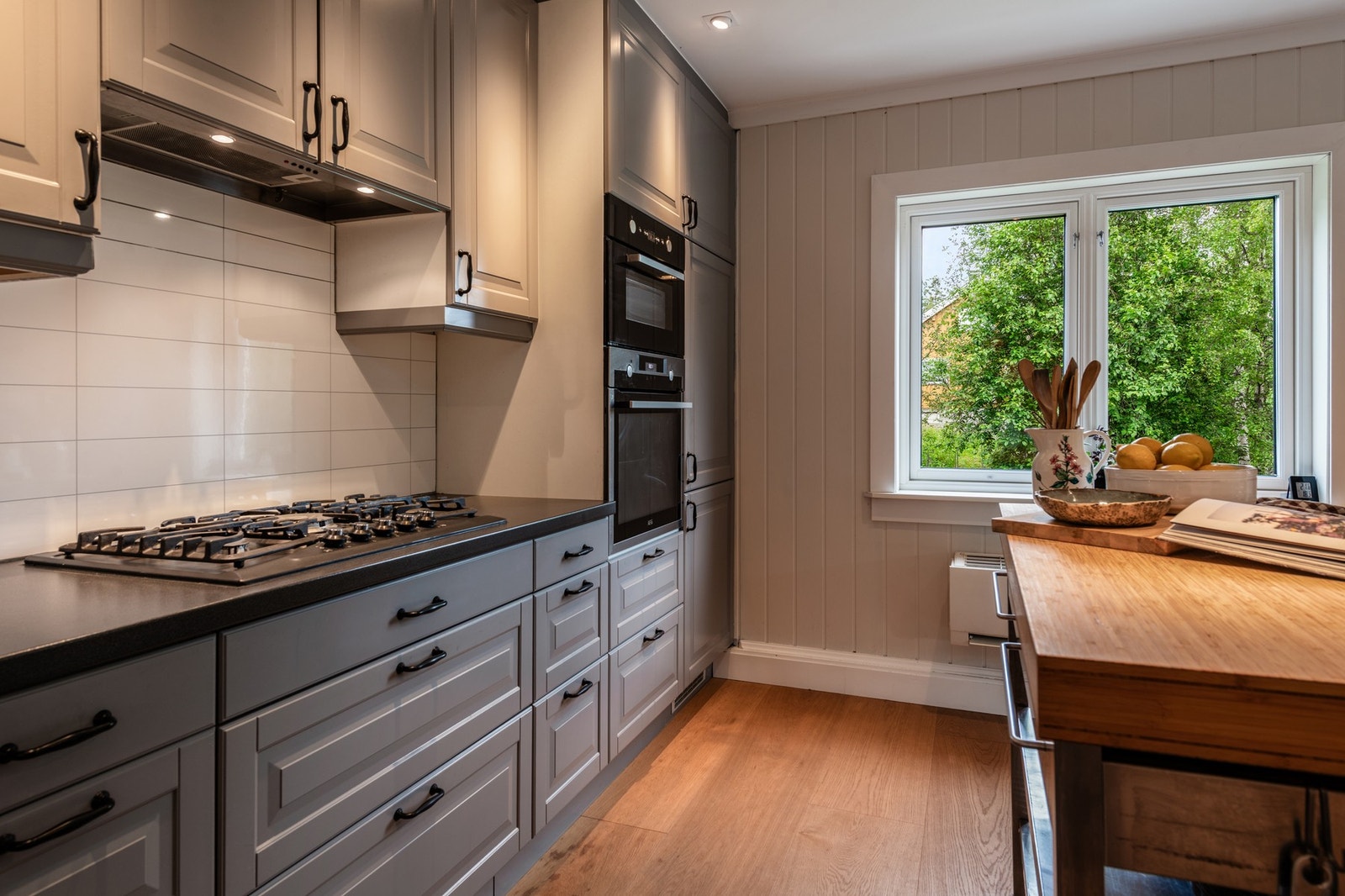 Integrerte hvitevarer som gass-komfyrtopp, stekeovn, microbølgeovn, oppvaskmaskin samt kombi kjøl-/fryseskap. Galleribilde