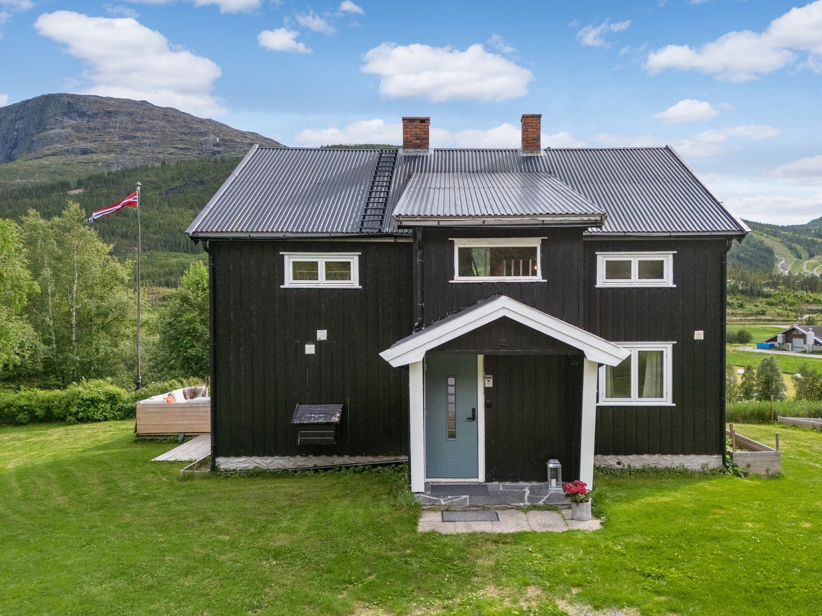 Innholdsrik og oppgradert tomannsbolig over 3 plan på stor tomt. Galleribilde