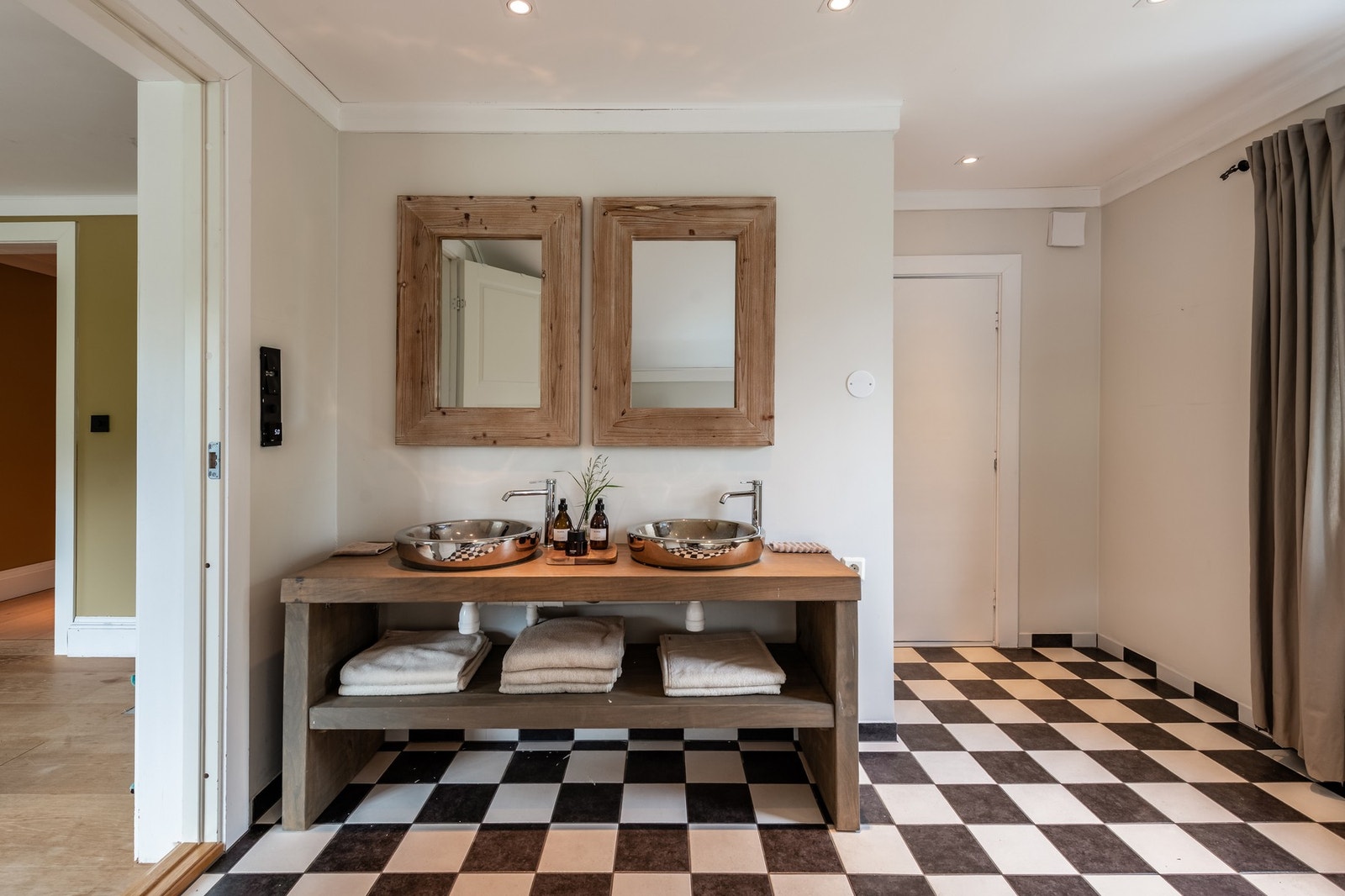 Dette romslige og nydelige badet i andre etasje er lunt og delikat, med gjennomført materialbruk og flotte detaljer. Galleribilde