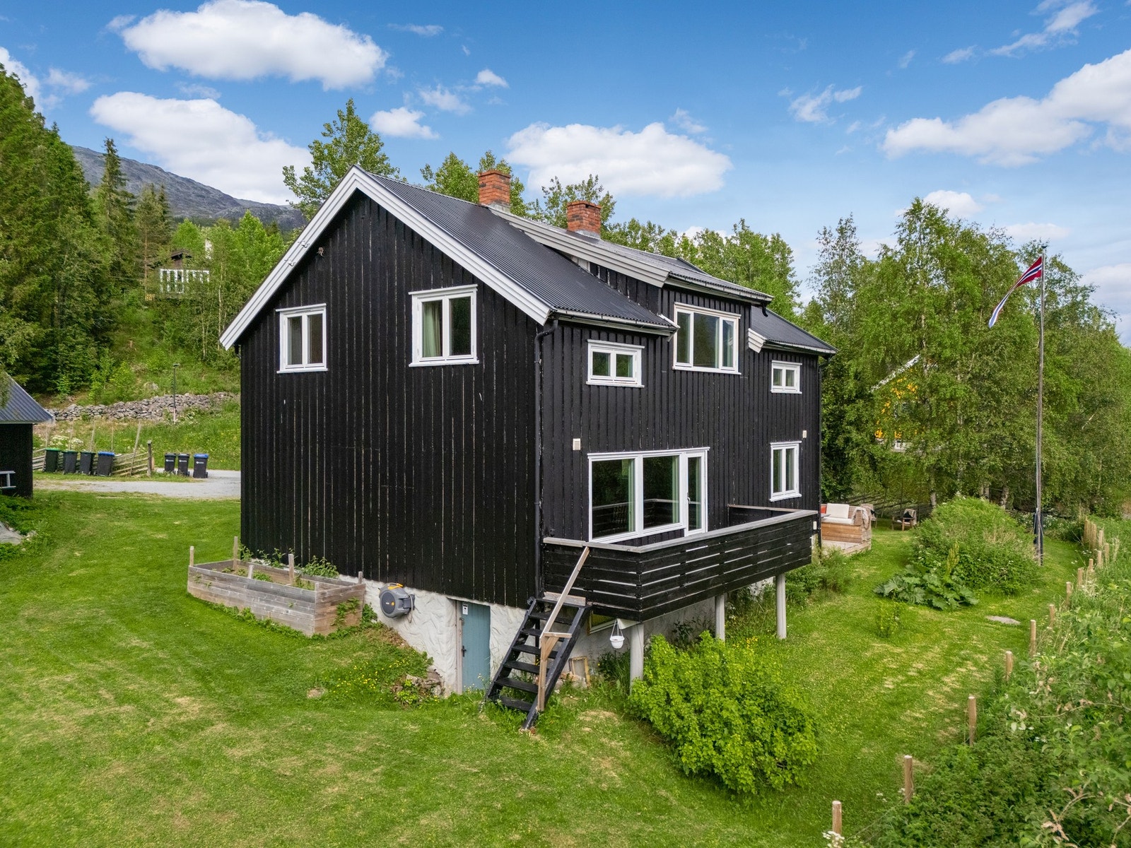 Balkong med trappeløp ned til fantastisk hage med herlig utsikt. Galleribilde