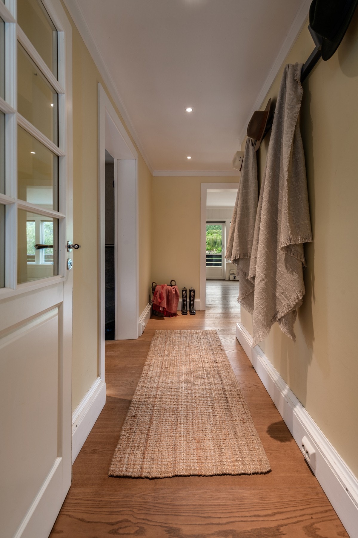 Romslig mellomgang med god plass til å henge fra seg yttertøyet. Gulvet i mellomgang er belagt med eikeparkett. Galleribilde