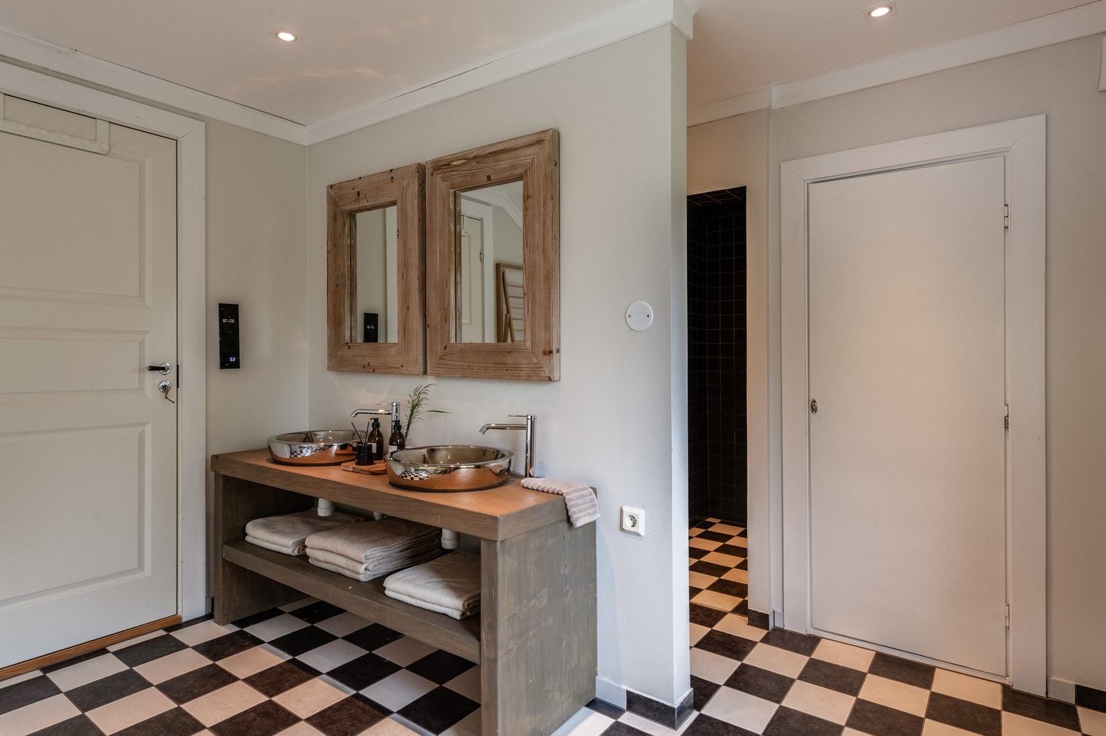 Dobbel servantinnredning i heltre med to nedfelte servanter. Til høyere for bildet er det et lite kott for ekstra lagringsplass. Galleribilde