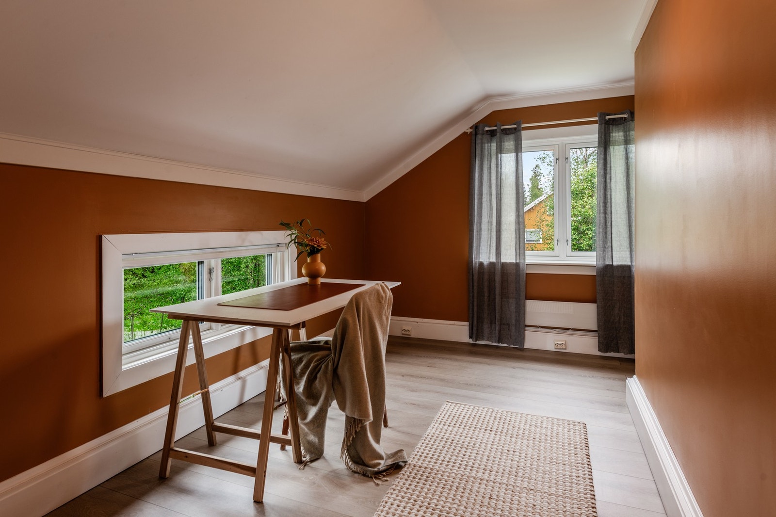 Soverom 2 er i dag innredet som kontor. Gulvet er belagt med laminatparkett. Galleribilde