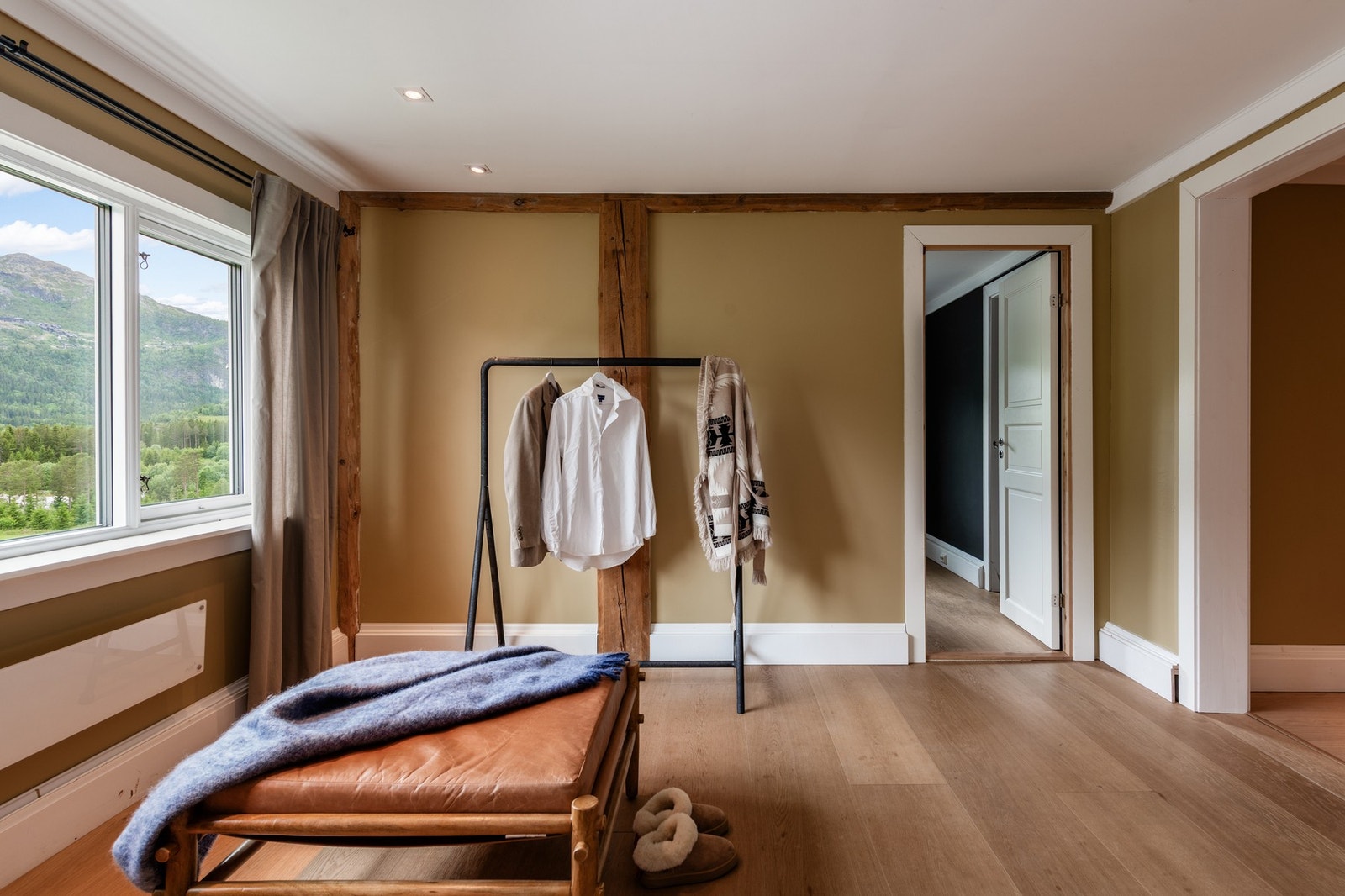 Fra badet kommer man til boligens hovedsoverom. Galleribilde