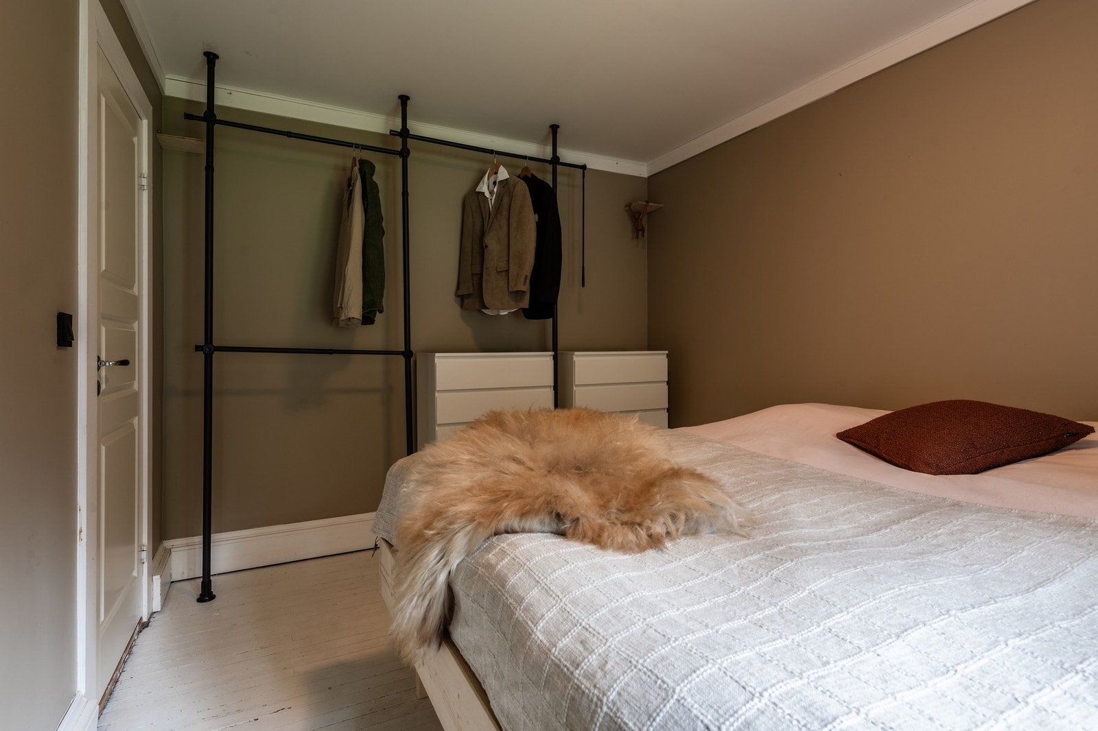 Soverom 1 innredet med kommoder og enkel garderobeløsning. Galleribilde