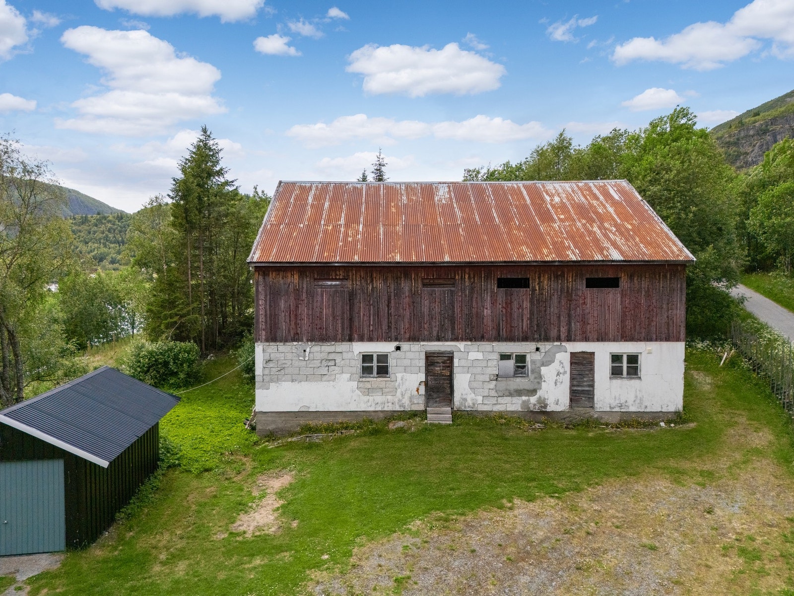 Låven har et stort potensiale og gir fleksibilitet til hobby eller oppbevaring. Galleribilde