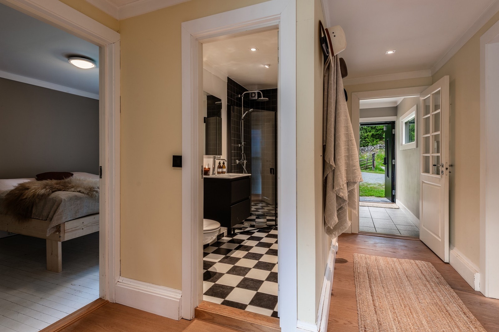 Mellomgang til soverom og bad i underetasjen. Gulvet i mellomgang er belagt med eikeparkett. Galleribilde