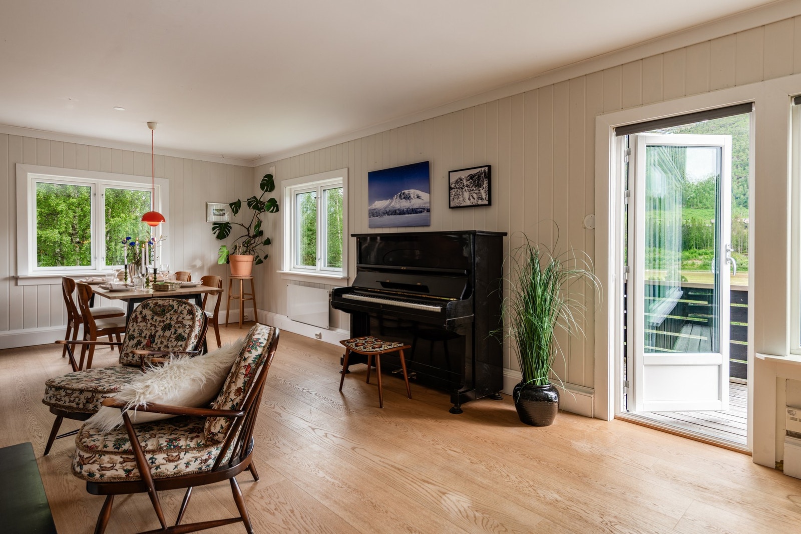 Fra Spisestuen/stuen har man utgang til romslig balkong med fantastisk panoramautsikt! Galleribilde