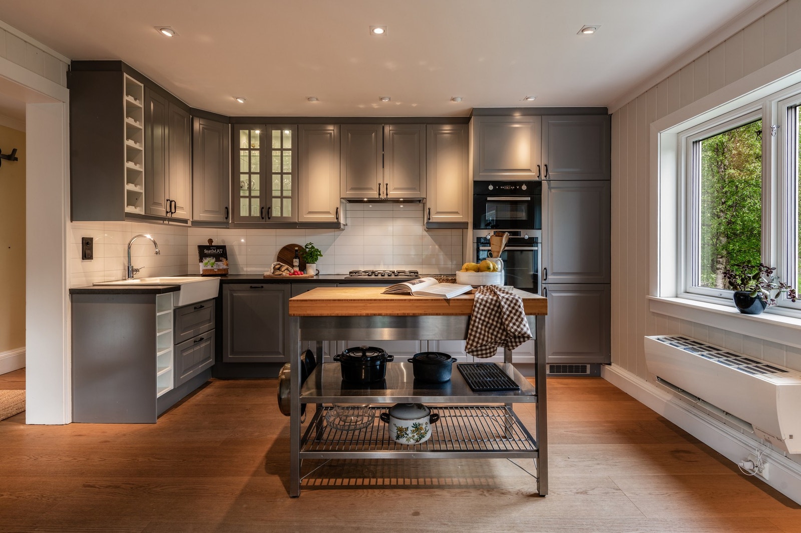 Klassisk og sjarmerende kjøkken med god skapplass, benkeplate i laminat og integrerte hvitevarer. Galleribilde