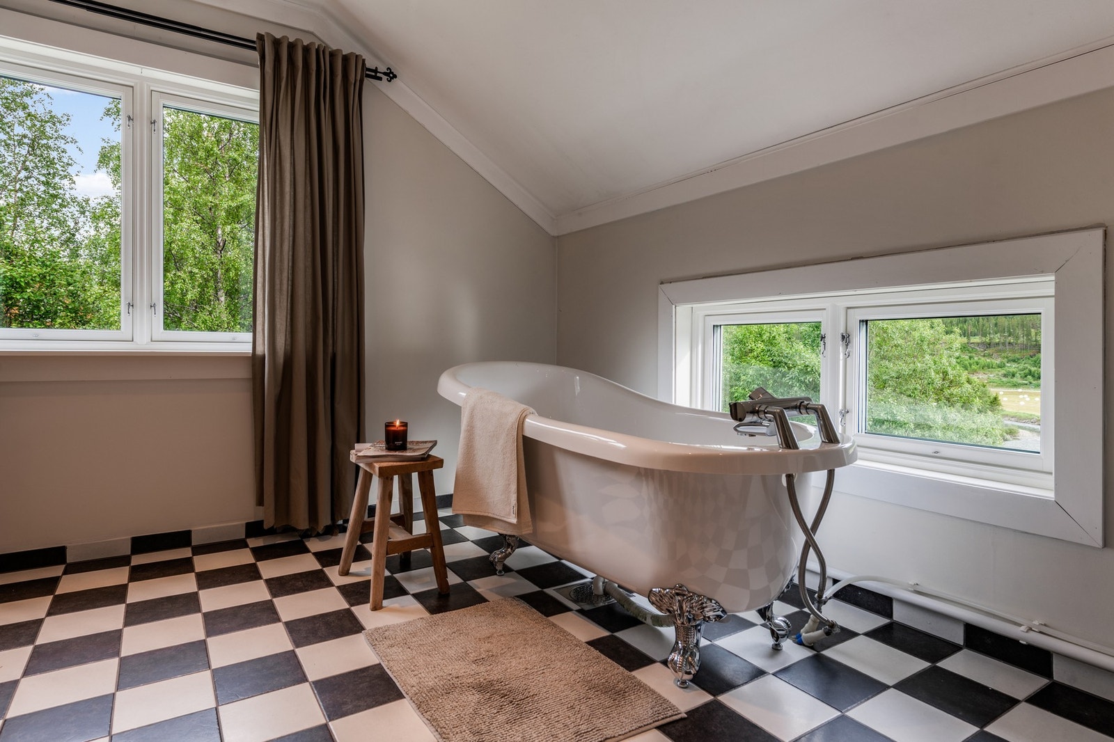 Et nydelig og klassisk badekar som er perfekt for lange bad med fantastisk utsikt. Galleribilde