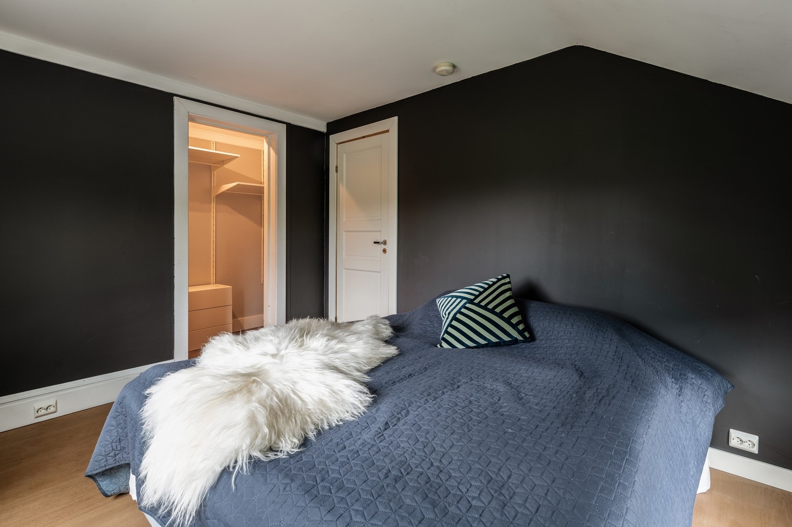 Soverom 4 med tilgang til walk-in garderobe. Gulvet på hovedsoverommet er belagt med eikeparkett. Galleribilde