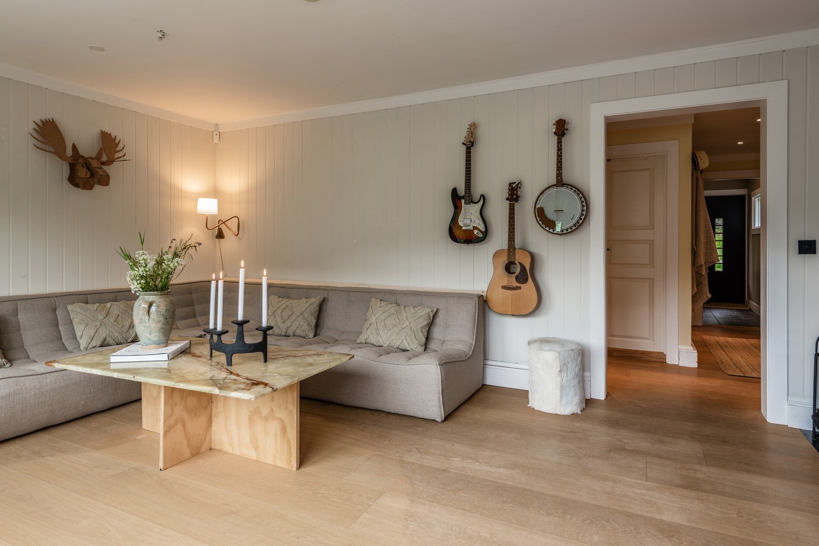 Gulvet i stuen er belagt med eikeparkett. Fra stuen kommer man videre til mellomgangen med tilgang til soverom og bad. Galleribilde