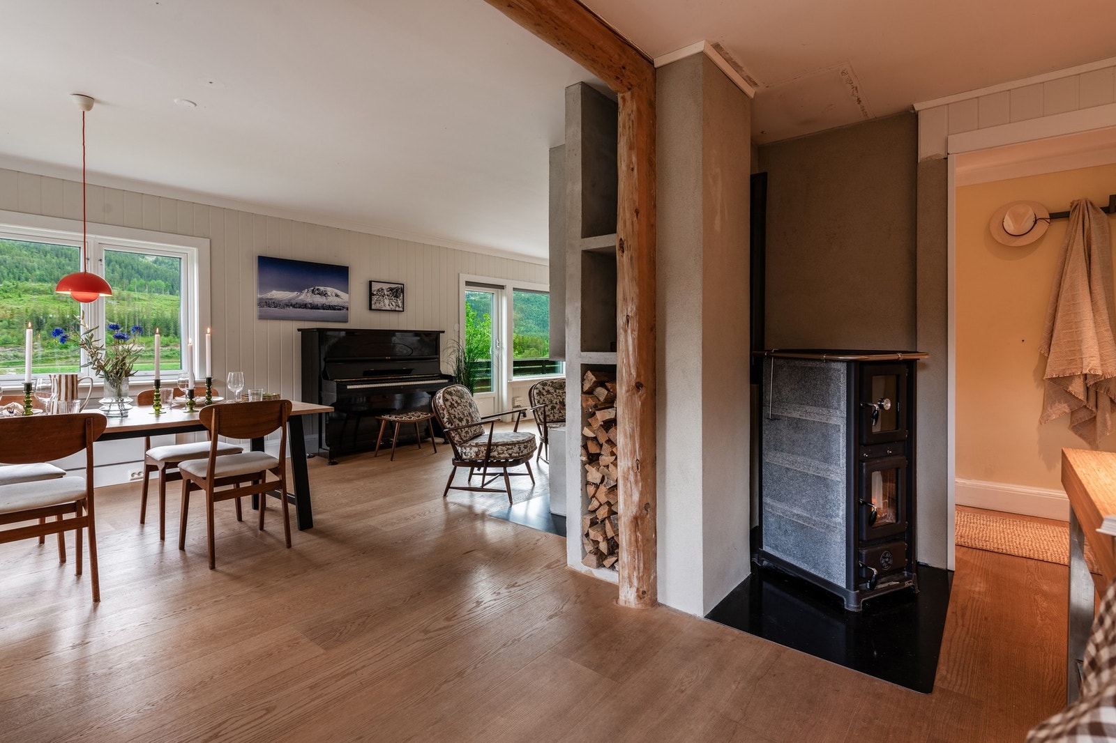 På kjøkkenet er det en nyere vedovn med koketopp og stekefunksjon. Gulv belagt med eikeparkett. Galleribilde