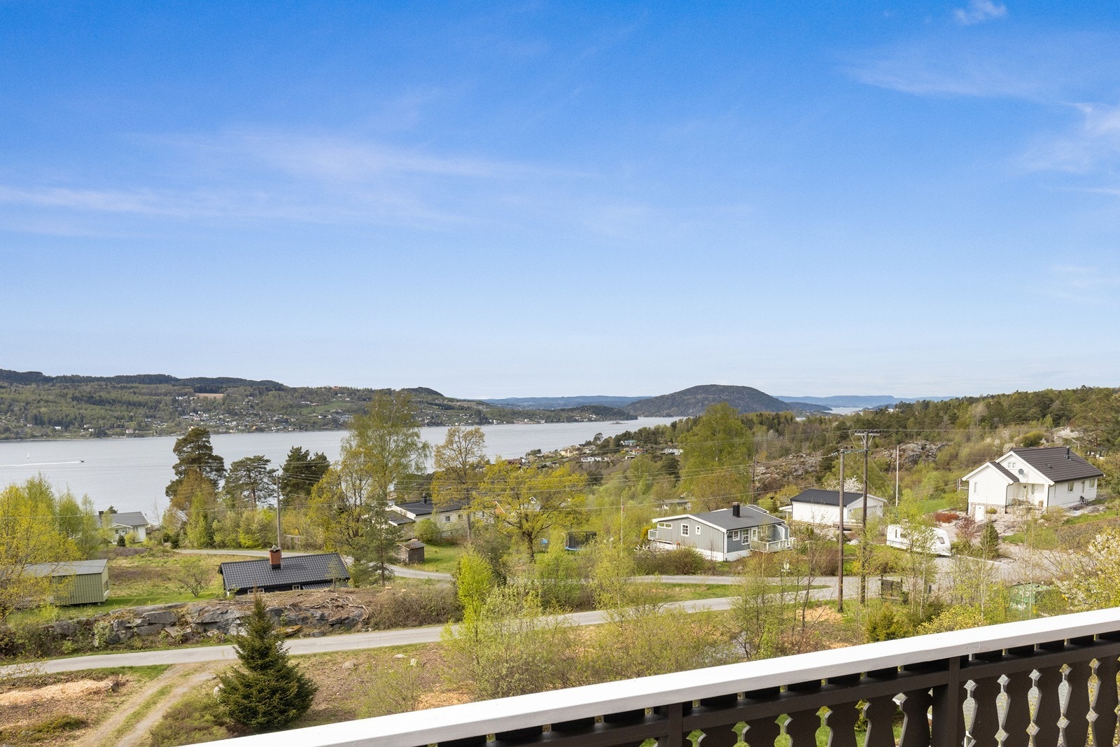 Sydveien 4 ligger vestvendt, solrikt og høyt plassert i terrenget med flott fjordutsikt mot Drøbaksundet. Galleribilde