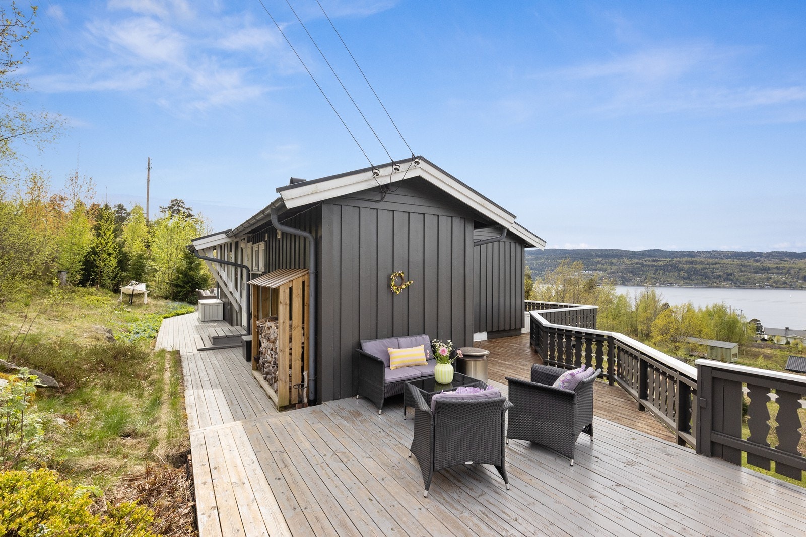 Platting og terrasse rundt hele fritidsboligen Galleribilde