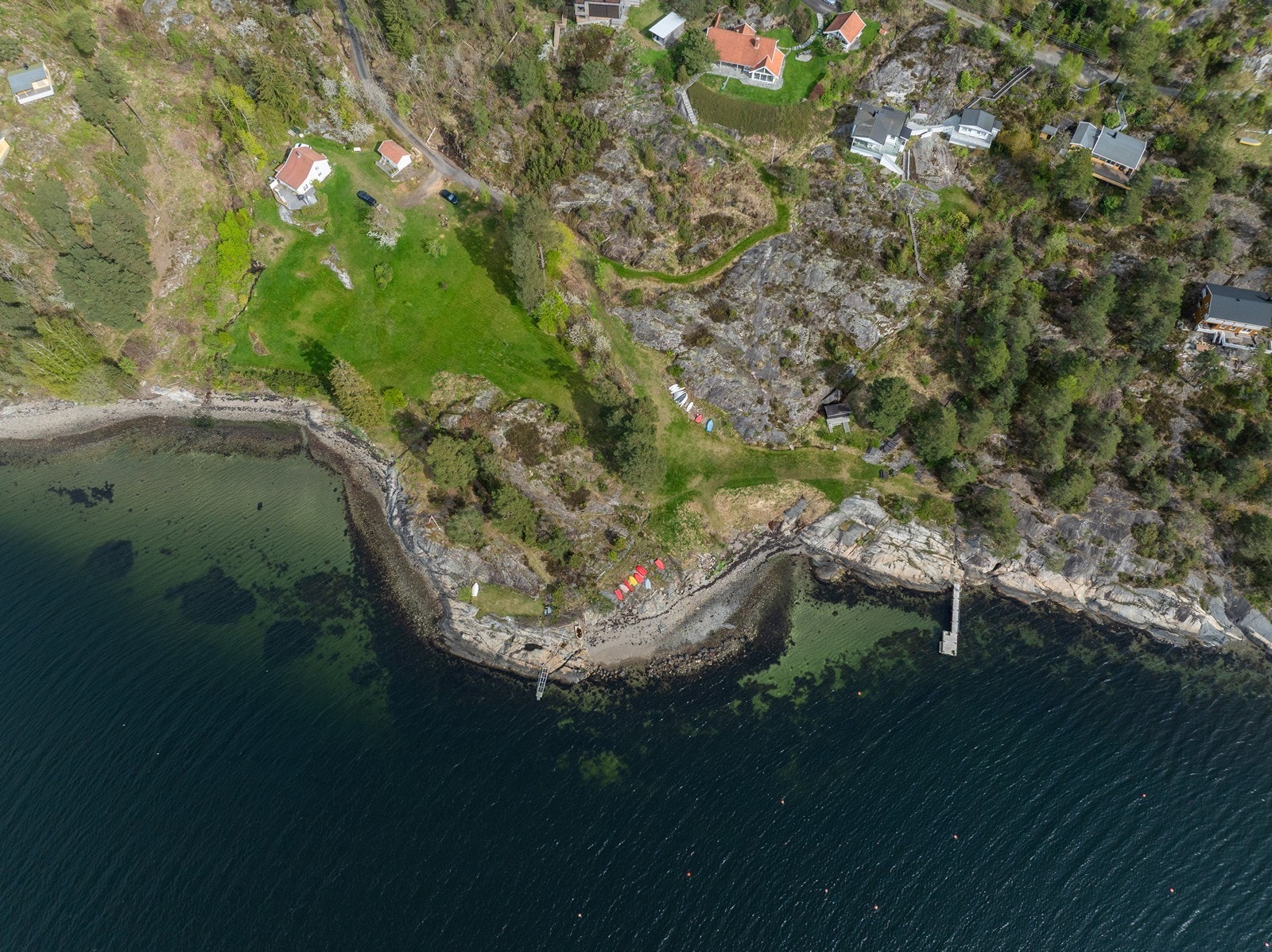 Ekeberg hytteområde med flere stender langs kysten Galleribilde