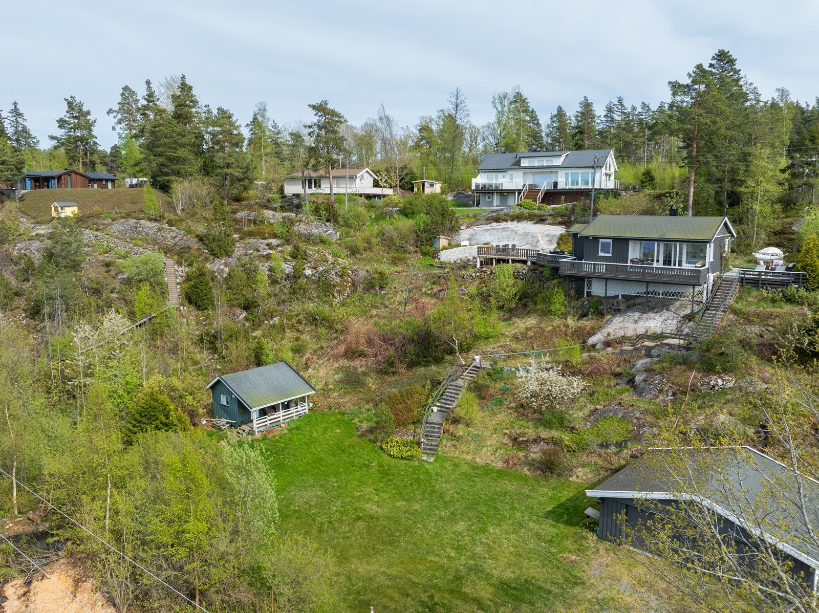 Tomten er på ca. 1,7mål og med fin plass til lek og moro Galleribilde