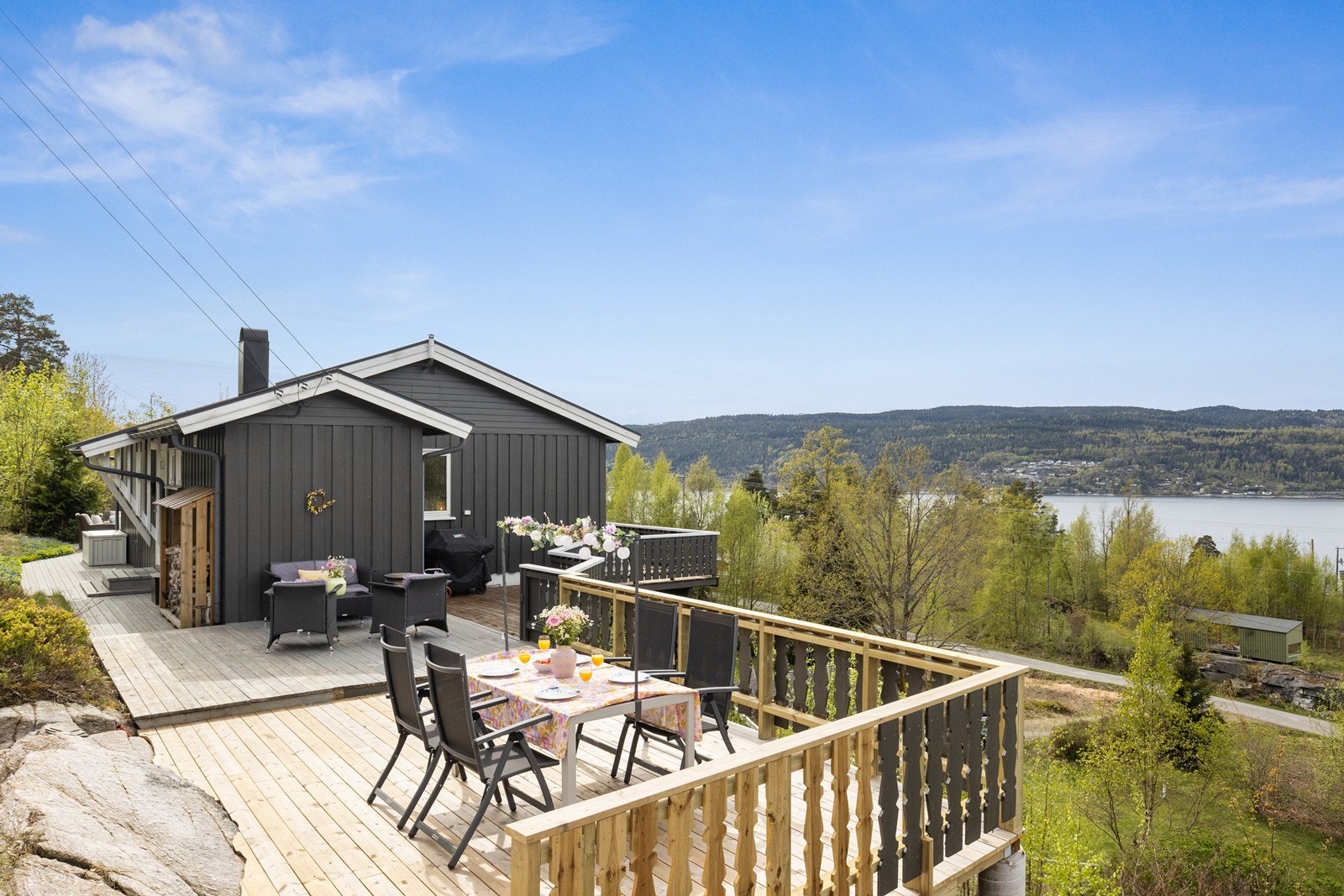 Nylagt terrassebord i 2025 (på tidligere eksisterende terrasse) Galleribilde