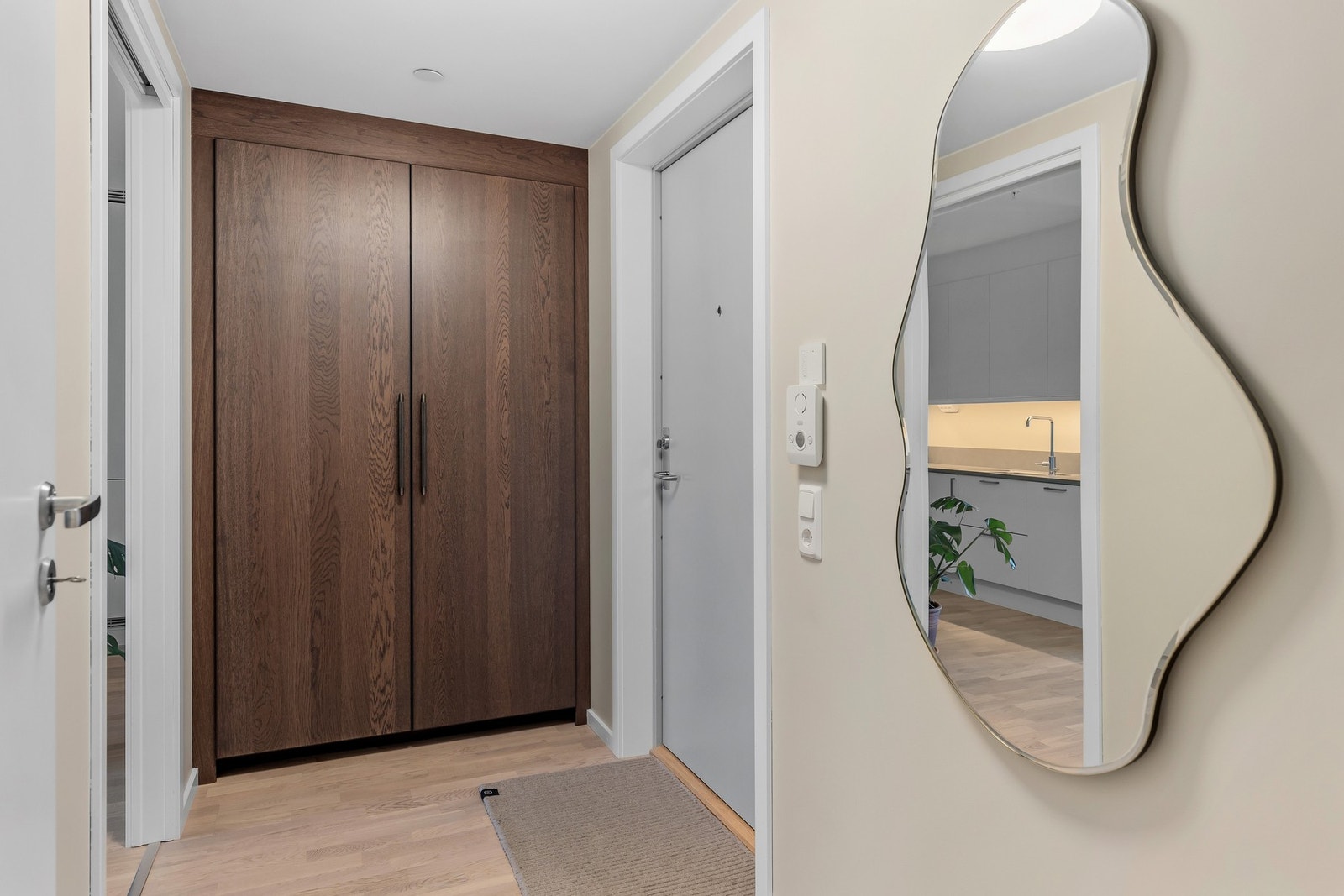 Her har du praktisk garderobeskap med god plass til yttertøy. Galleribilde