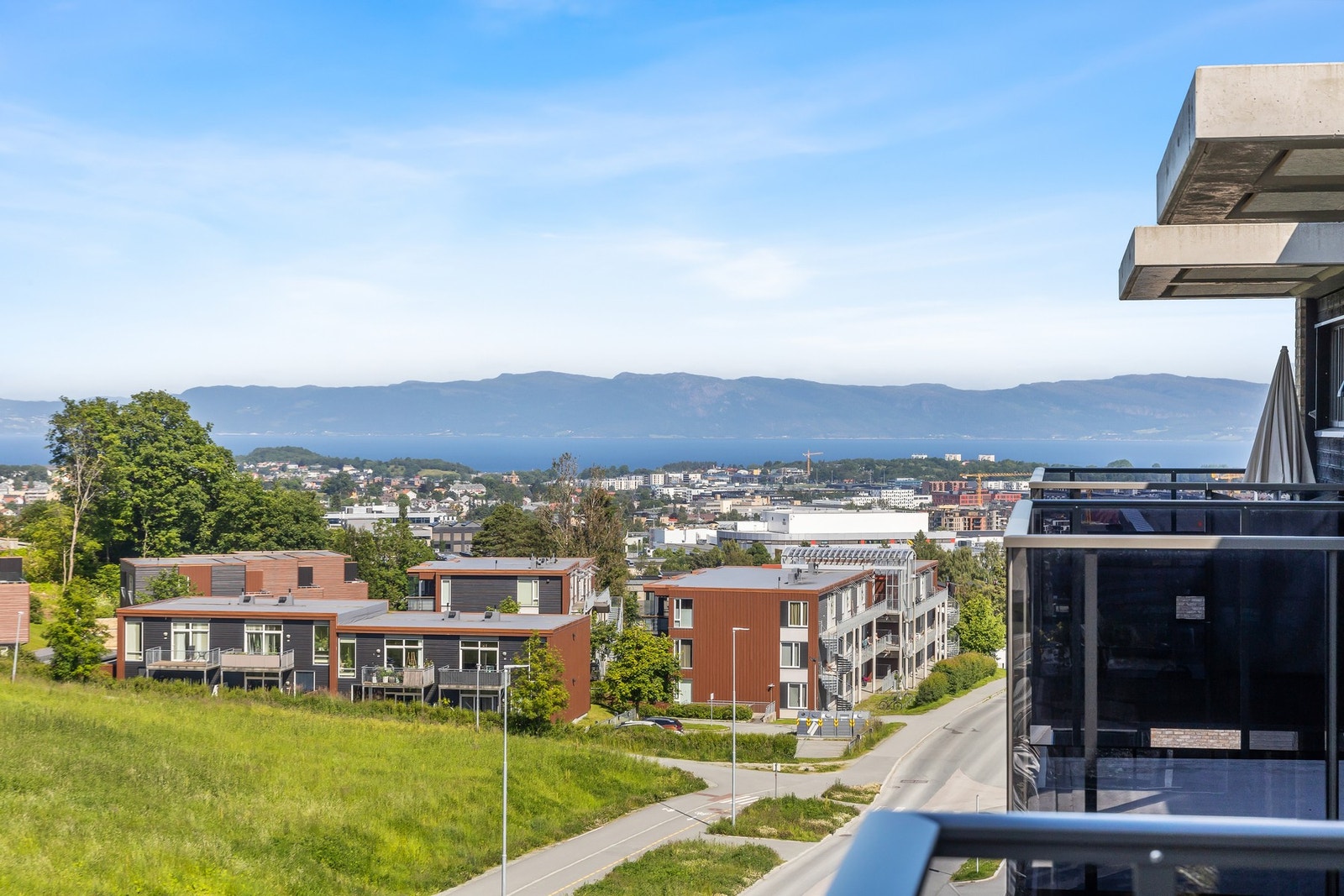 Balkongen har gode solforhold på dag, ettermiddag og kveldstid Galleribilde