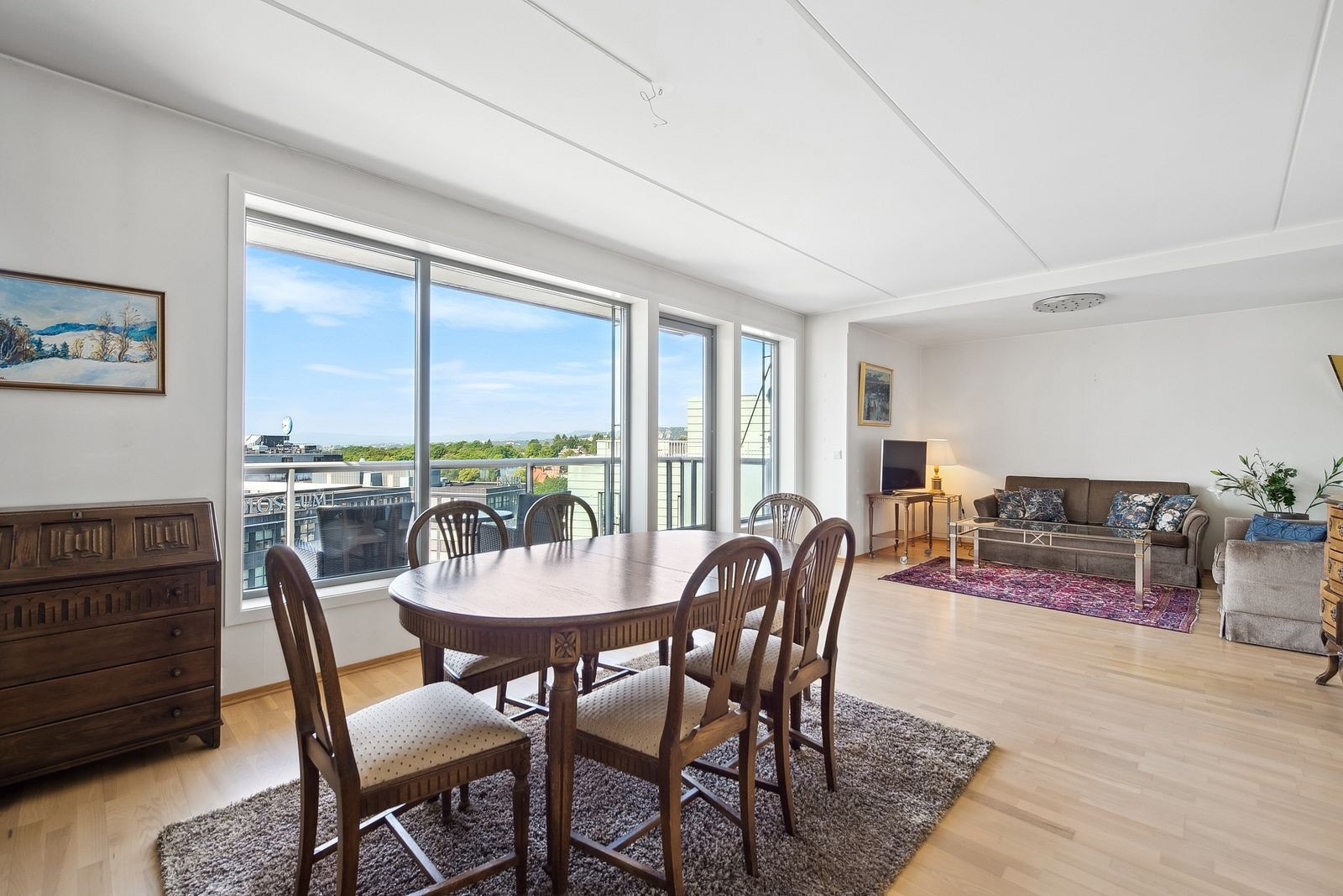 Stue - Lyst og luftig med utgang til balkong Galleribilde