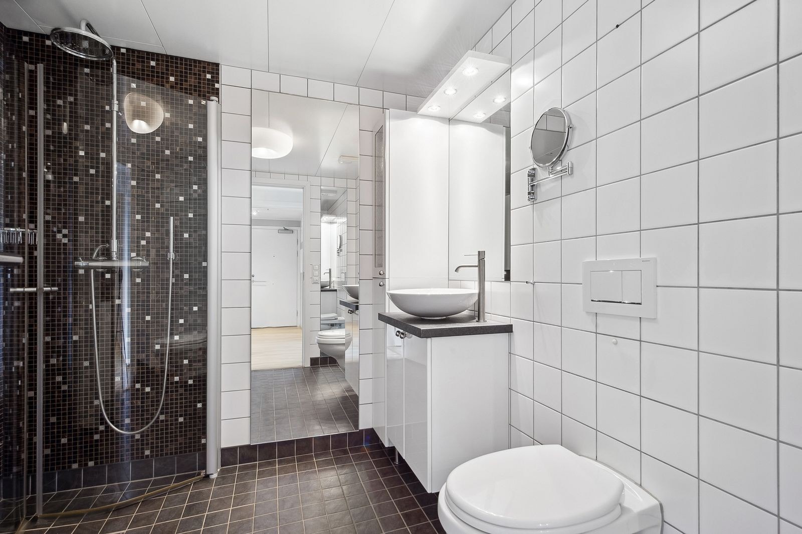 Baderom - Pent flislagt bad med varmekabler i gulv, vegghengt toalett og opplegg for vaskemaskin Galleribilde