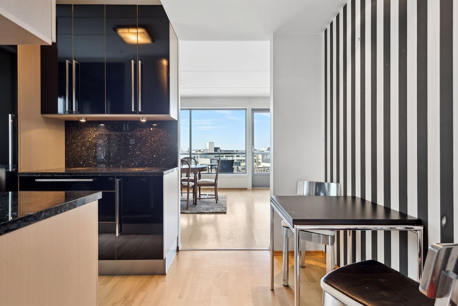 Kjøkken - Adskilt fra stuen med egen spiseplass - perfekt for frokost eller en kopp kaffe Galleribilde