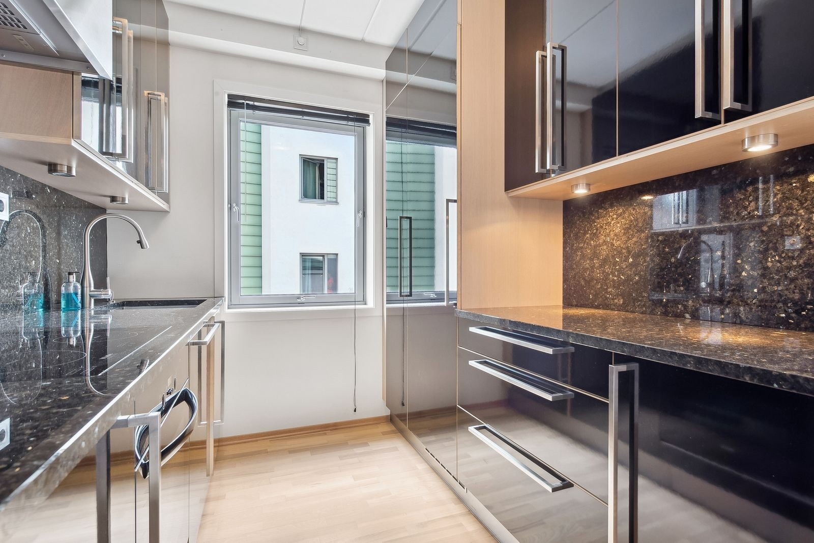 Kjøkken - Stilfull innredning med integerte hvitevarer og mye oppbevaringsplass Galleribilde