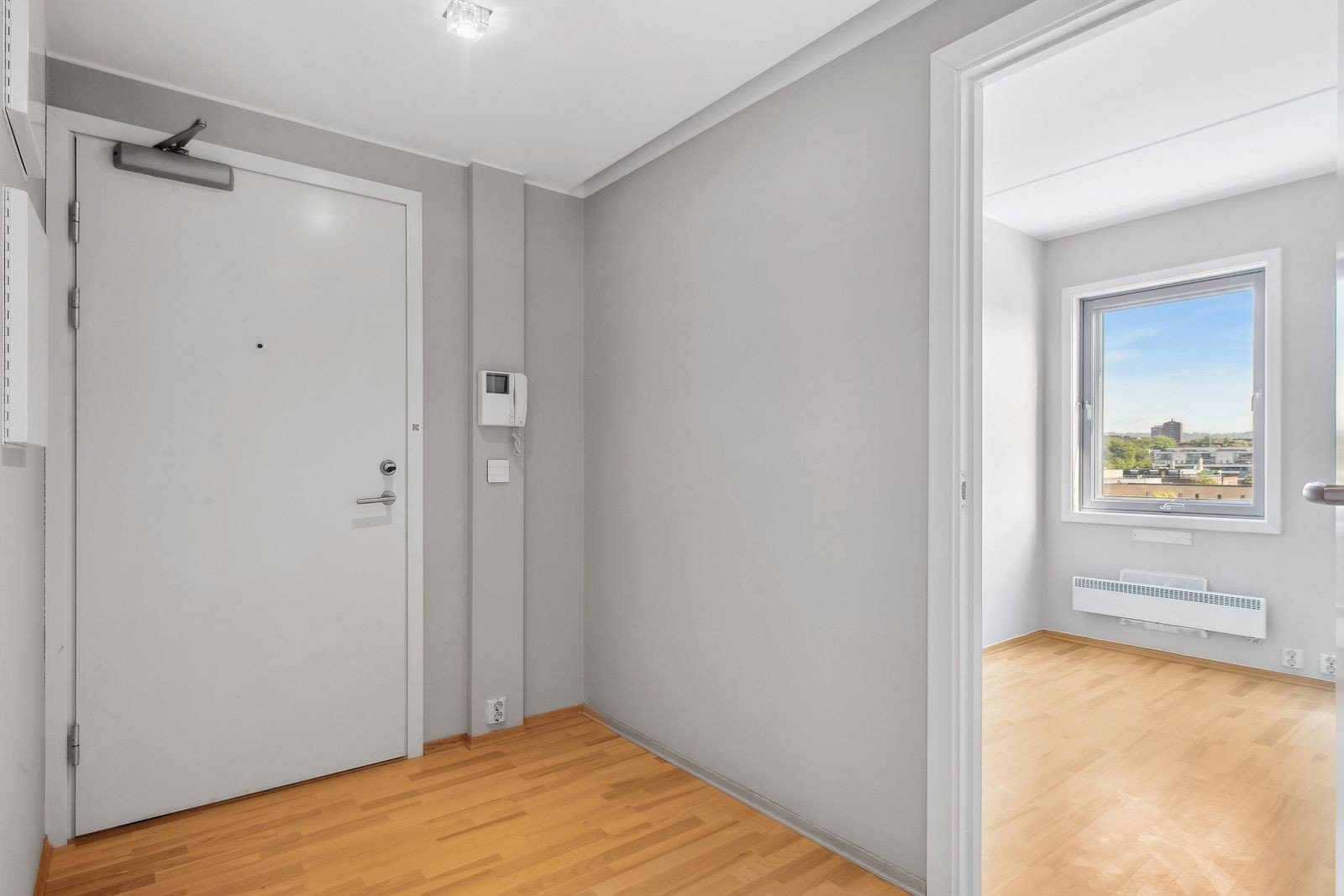 Entré - Lys og romslig med god plass til oppbevaringsløsninger. Adkomst til soverom 1 Galleribilde