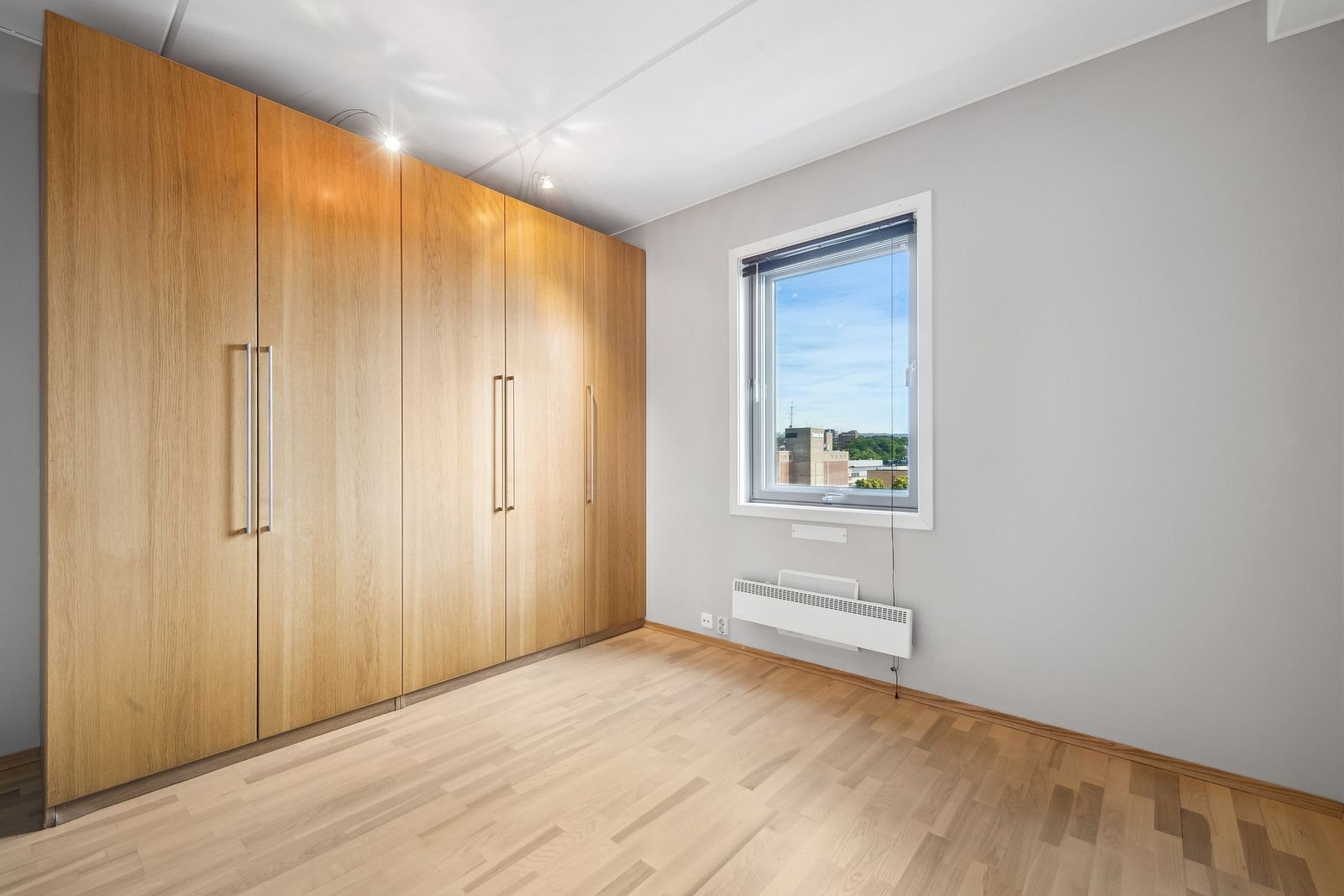 Soverom 2 - Større soverom flott garderobe og plass til dobbeltseng | Nordøstvendt Galleribilde