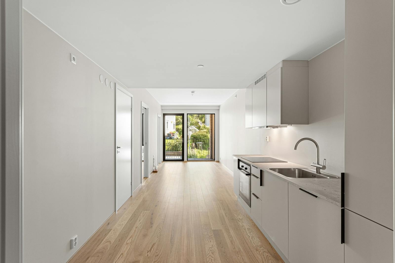 Solsiden er kun en kort spasertur unna og byr på en rekke restauranter og butikker. Galleribilde